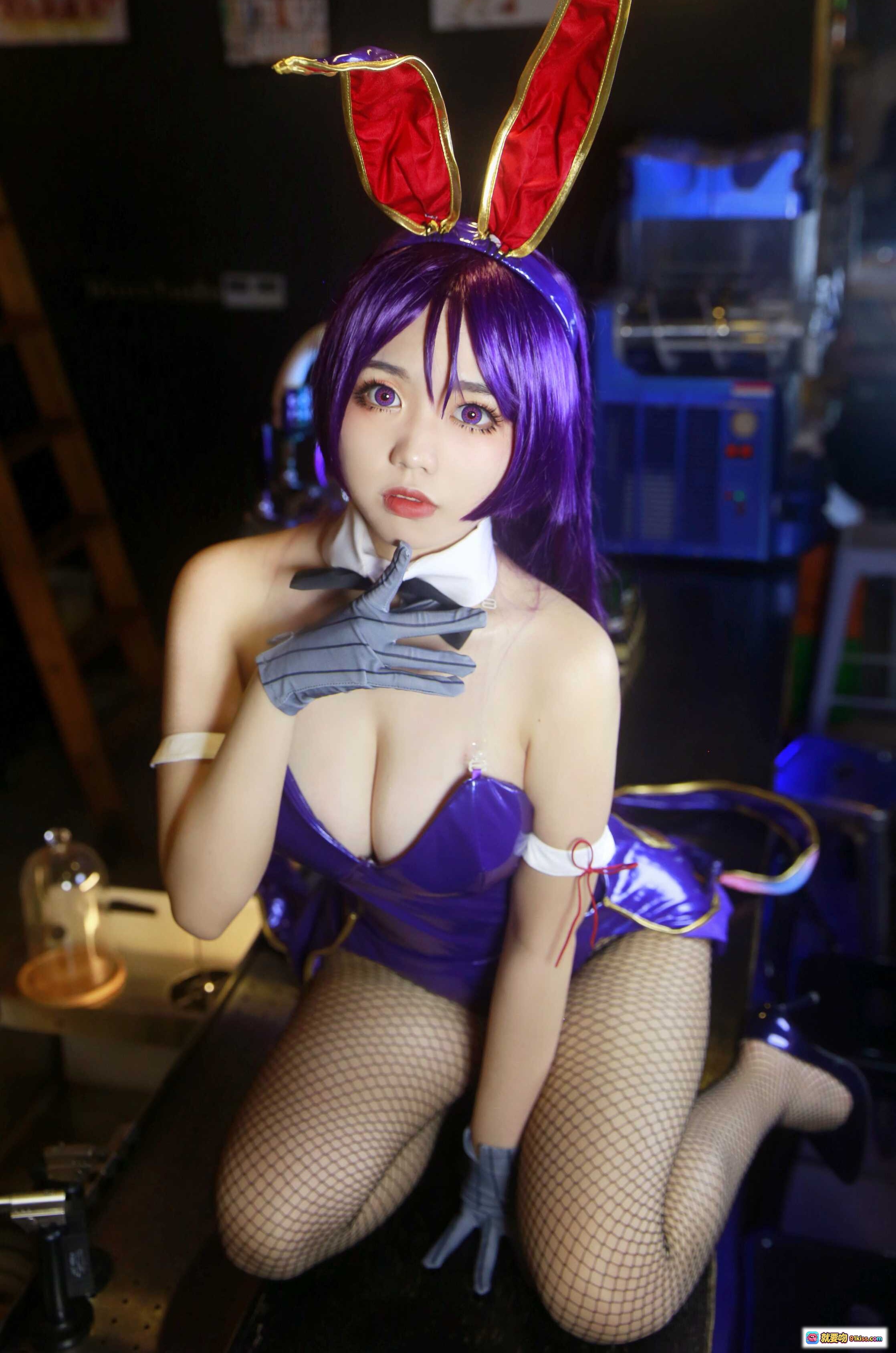 图片[7] - 啊日日_Ganlory NO.001 奶光紫色兔女郎cosplay写真，鱼网袜高跟鞋酒吧场景30P高清图集 - 就要吻