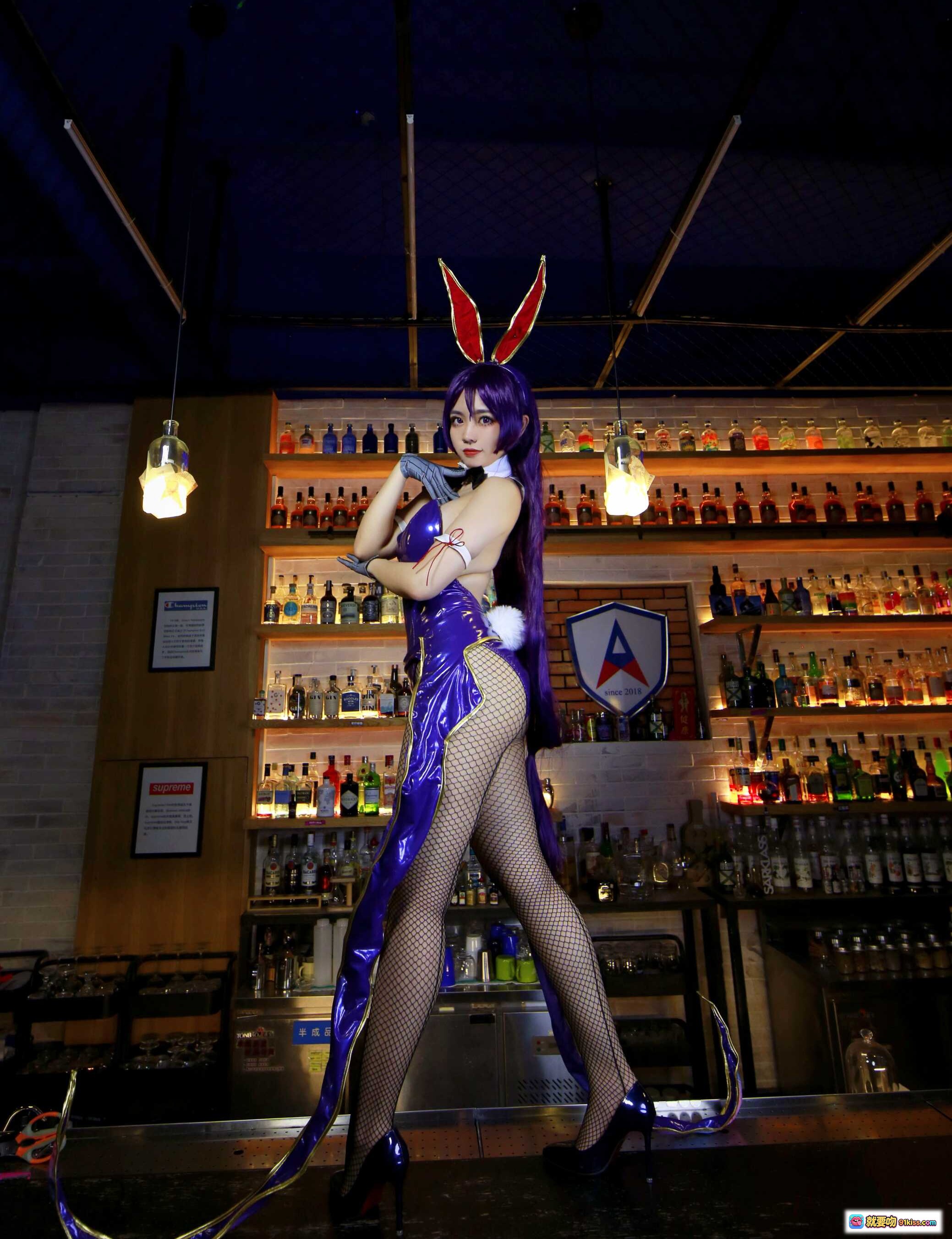 图片[9] - 啊日日_Ganlory NO.001 奶光紫色兔女郎cosplay写真，鱼网袜高跟鞋酒吧场景30P高清图集 - 就要吻