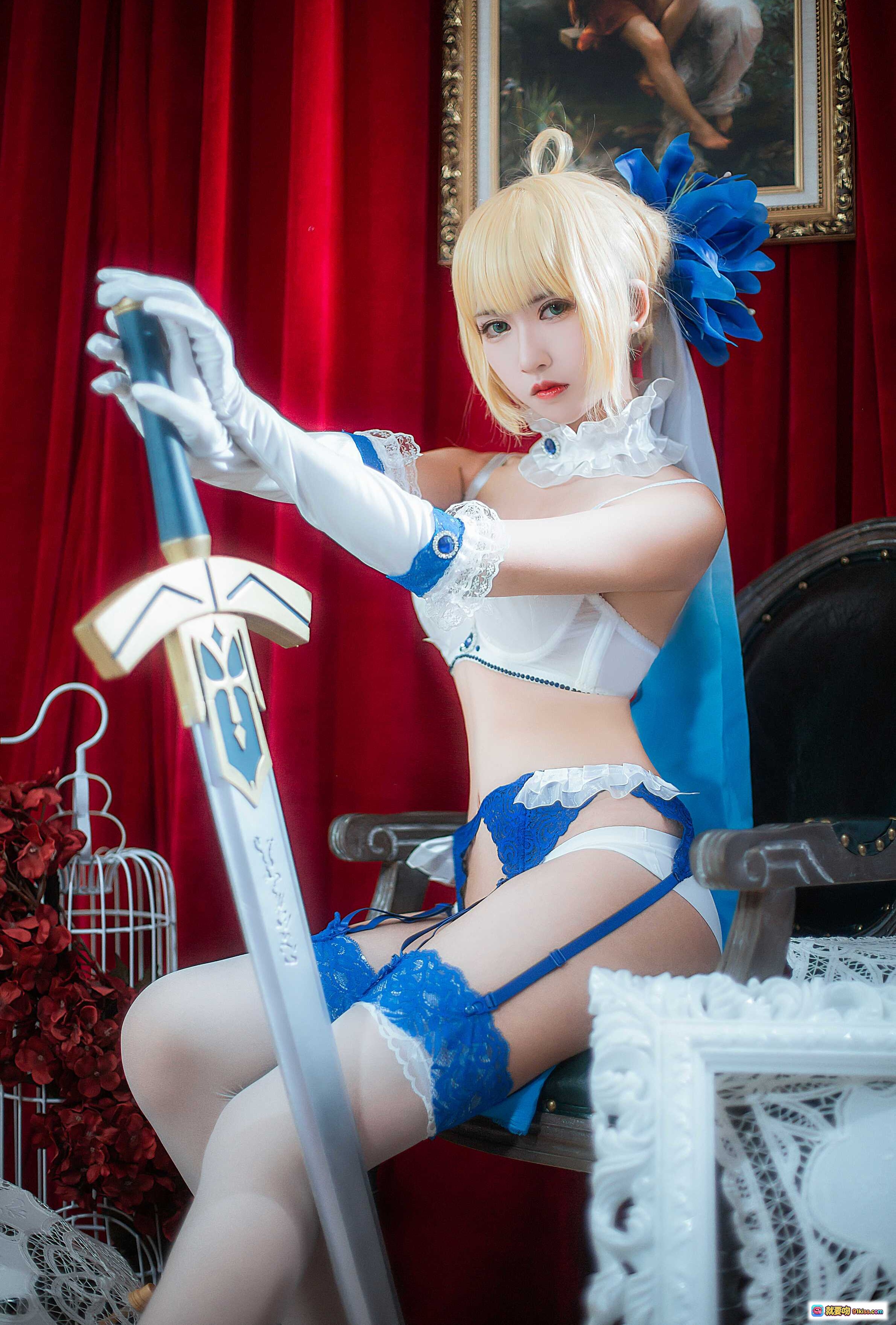 图片[3] - 鳗鱼霏儿NO.005 King of Knight室内写真·蓝白蕾丝内衣+高跟鞋+持剑美少女Cosplay·红幕背景+复古画框+婚纱人台装饰 - 就要吻