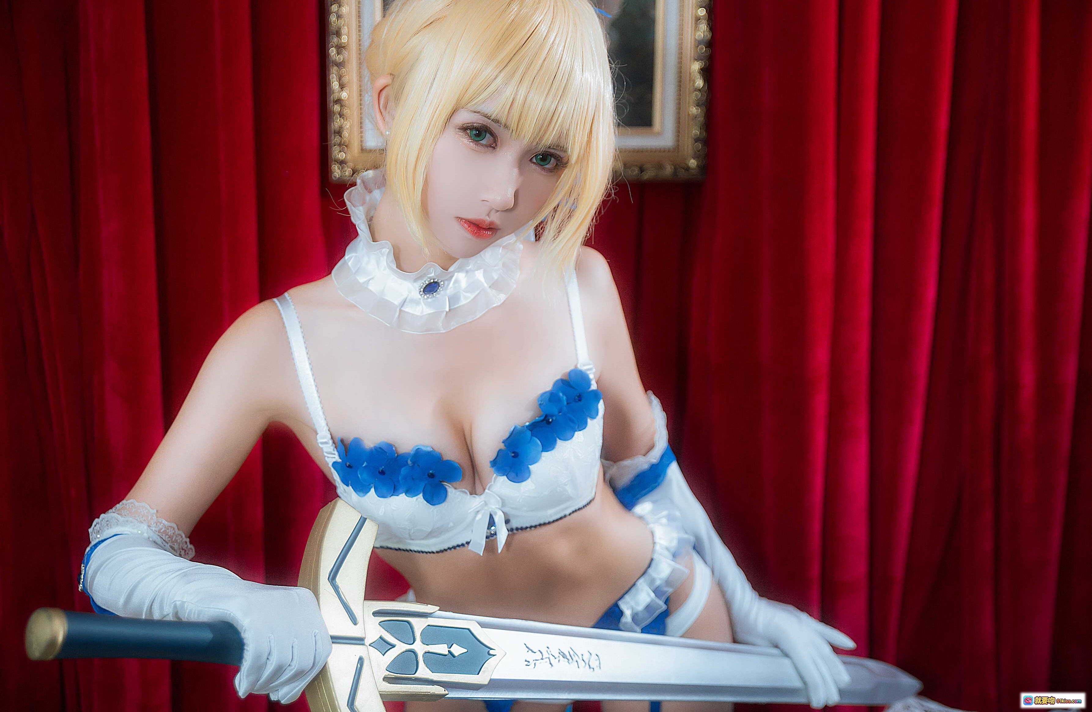 图片[5] - 鳗鱼霏儿NO.005 King of Knight室内写真·蓝白蕾丝内衣+高跟鞋+持剑美少女Cosplay·红幕背景+复古画框+婚纱人台装饰 - 就要吻