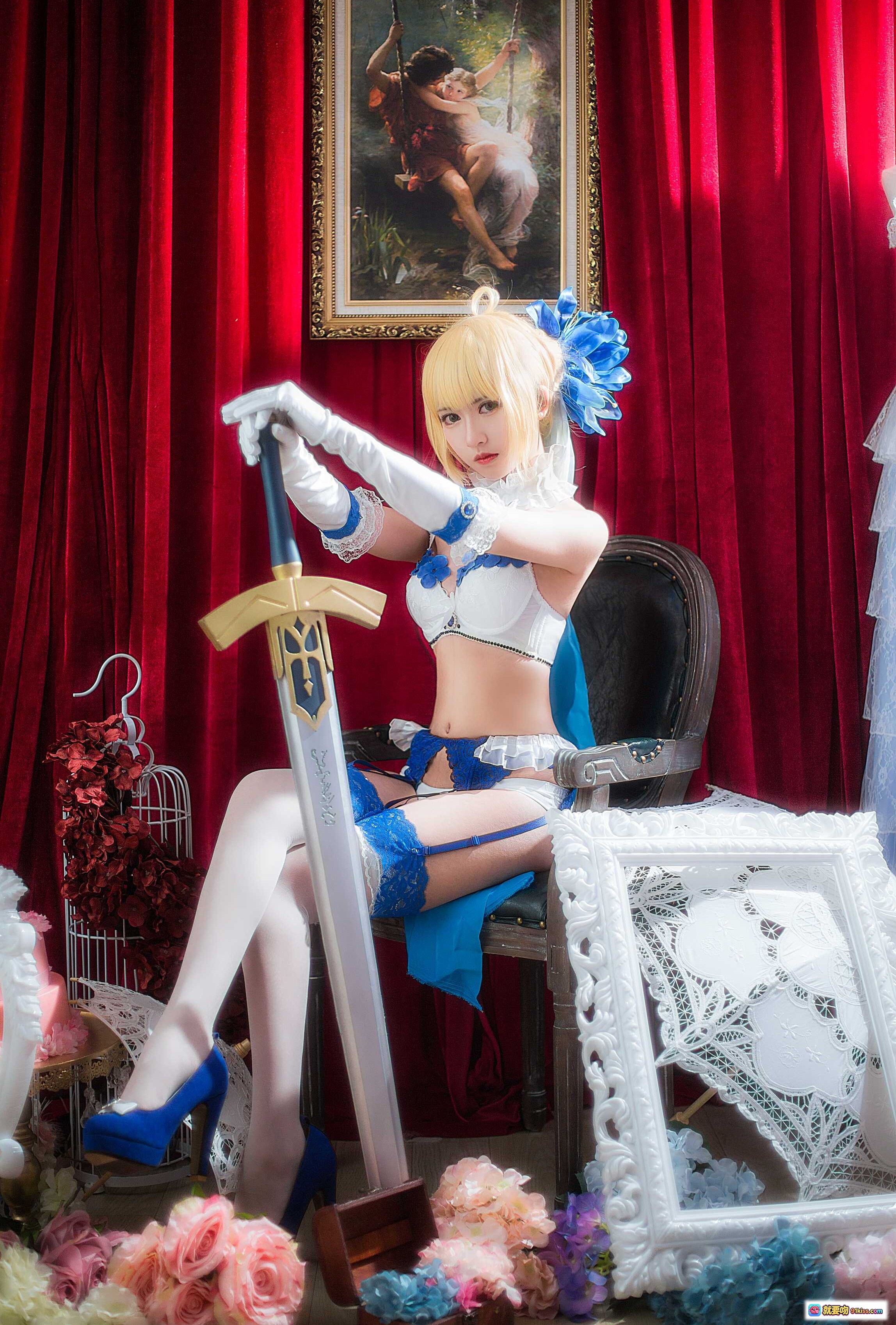图片[8] - 鳗鱼霏儿NO.005 King of Knight室内写真·蓝白蕾丝内衣+高跟鞋+持剑美少女Cosplay·红幕背景+复古画框+婚纱人台装饰 - 就要吻