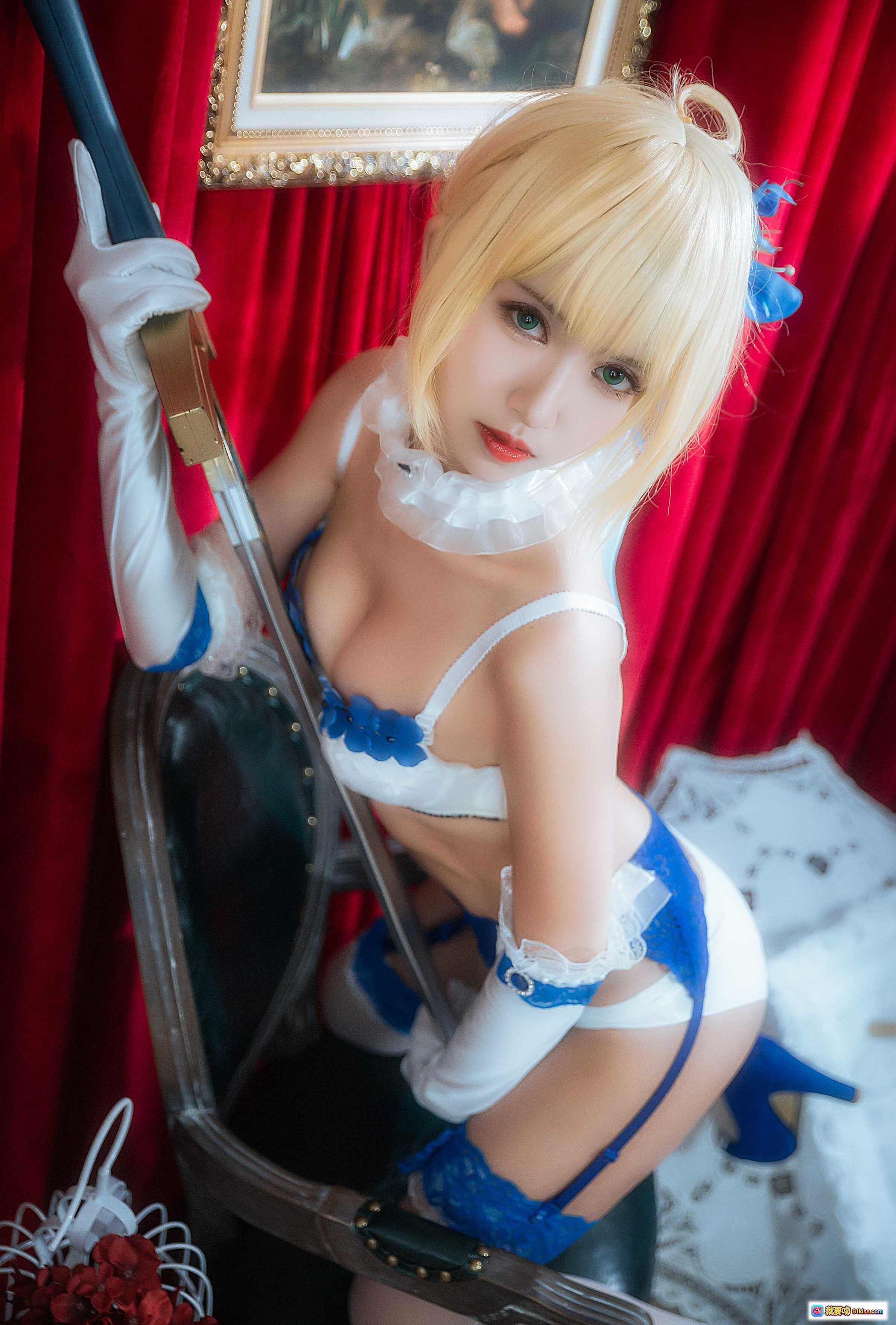 图片[4] - 鳗鱼霏儿NO.005 King of Knight室内写真·蓝白蕾丝内衣+高跟鞋+持剑美少女Cosplay·红幕背景+复古画框+婚纱人台装饰 - 就要吻