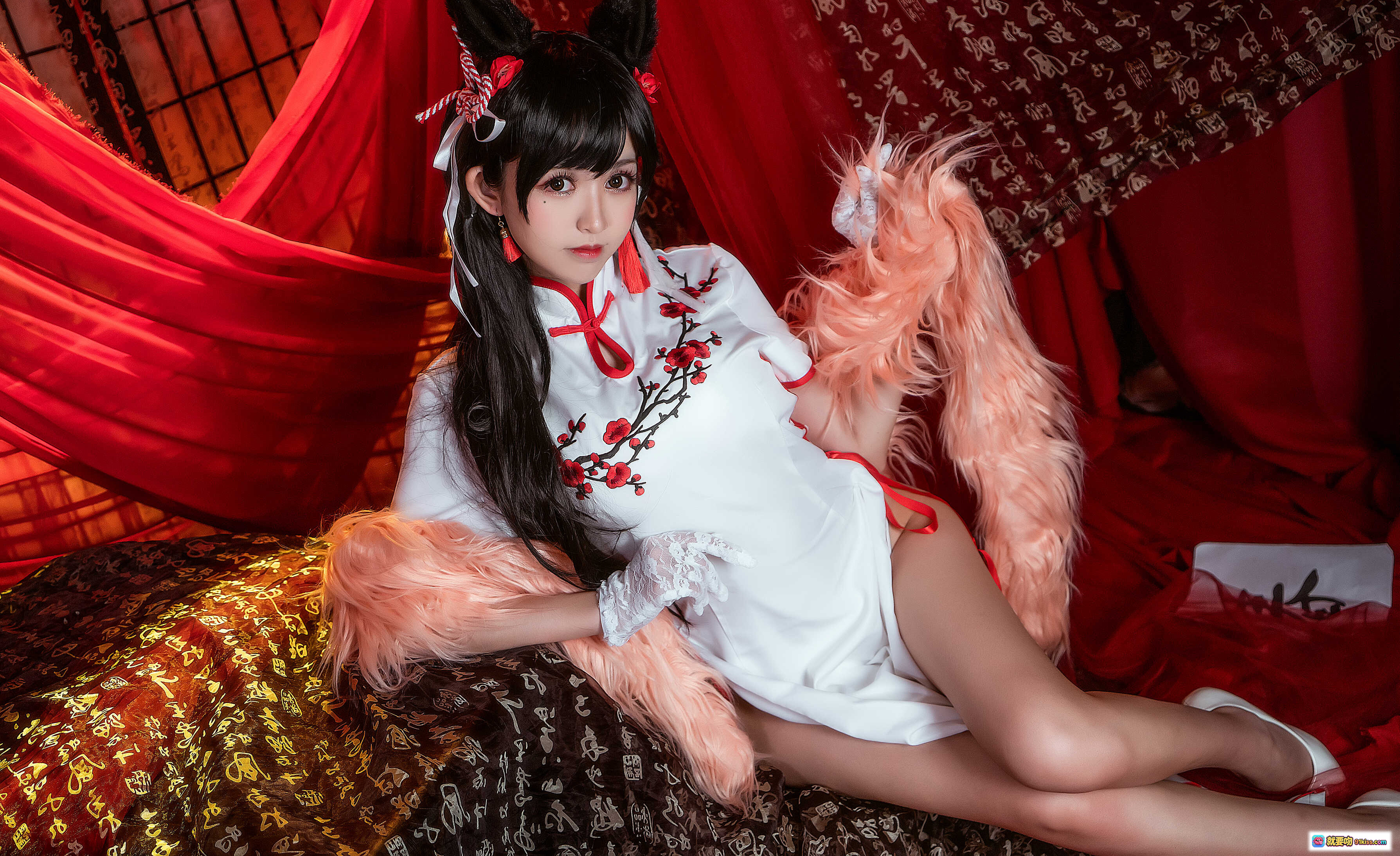 鳗鱼霏儿NO.011碧蓝航线旗袍COS写真｜白底红樱刺绣+兔耳发饰+粉毛绒尾+古典红幔背景 - 就要吻