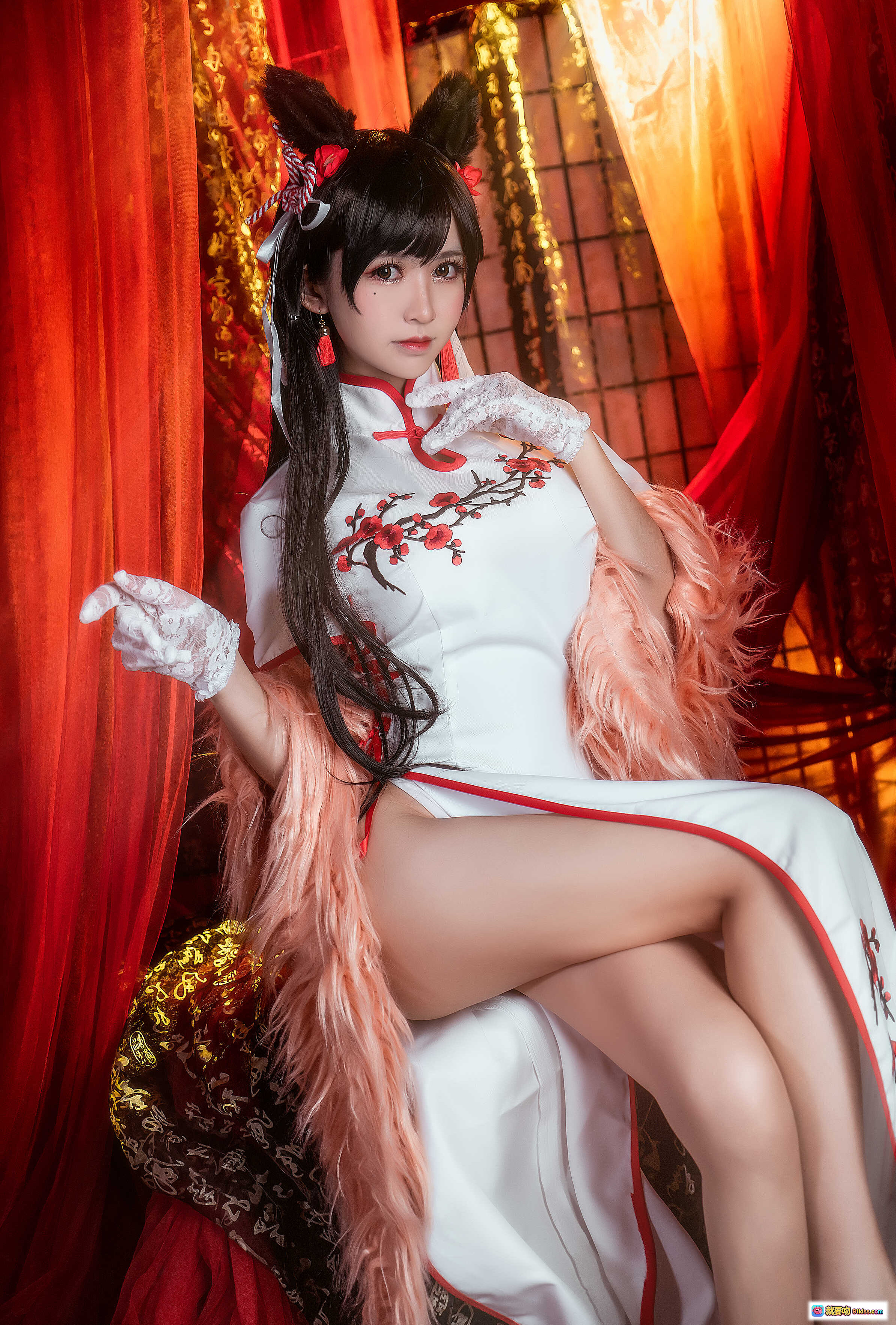 图片[2] - 鳗鱼霏儿NO.011碧蓝航线旗袍COS写真｜白底红樱刺绣+兔耳发饰+粉毛绒尾+古典红幔背景 - 就要吻