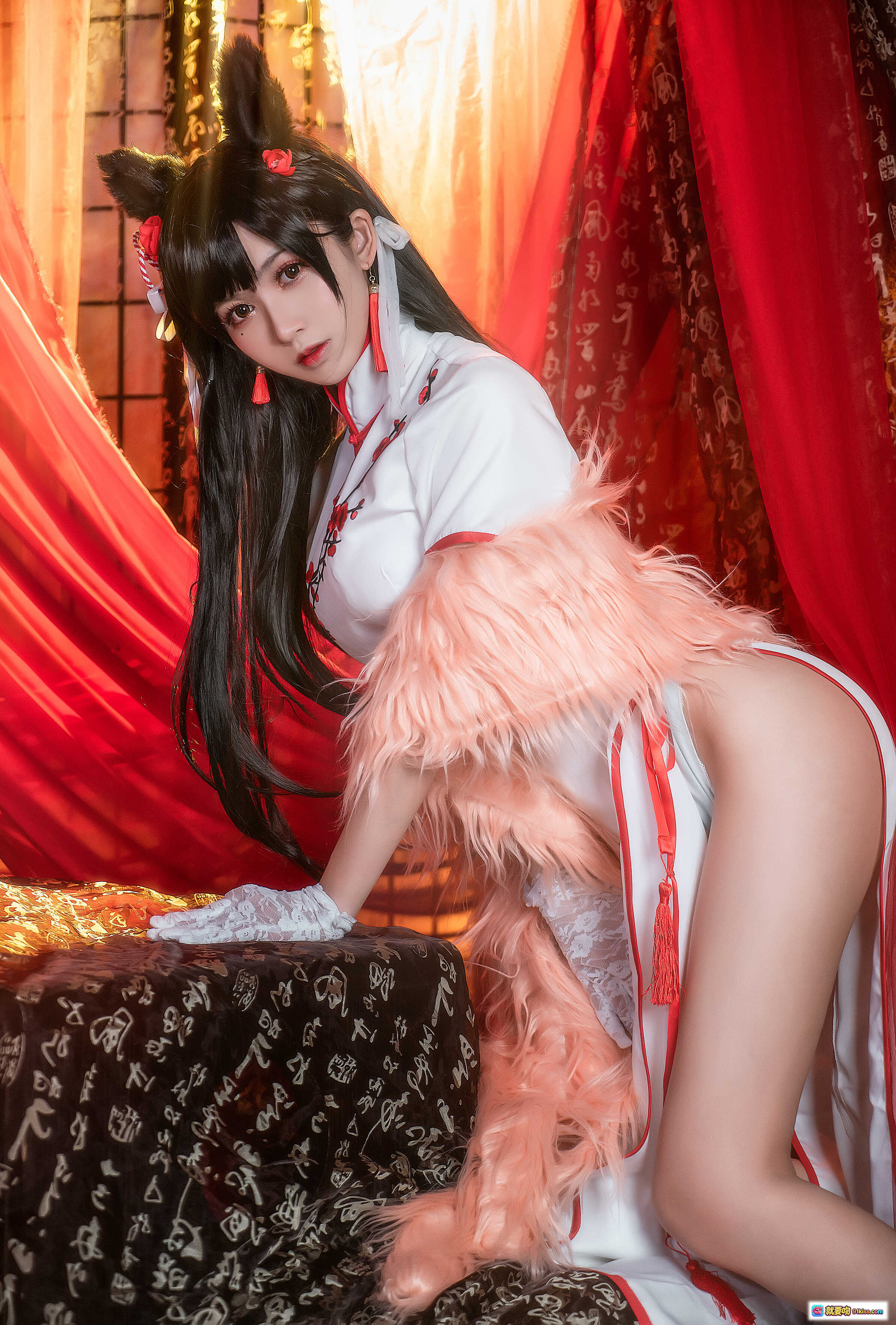 图片[7] - 鳗鱼霏儿NO.011碧蓝航线旗袍COS写真｜白底红樱刺绣+兔耳发饰+粉毛绒尾+古典红幔背景 - 就要吻