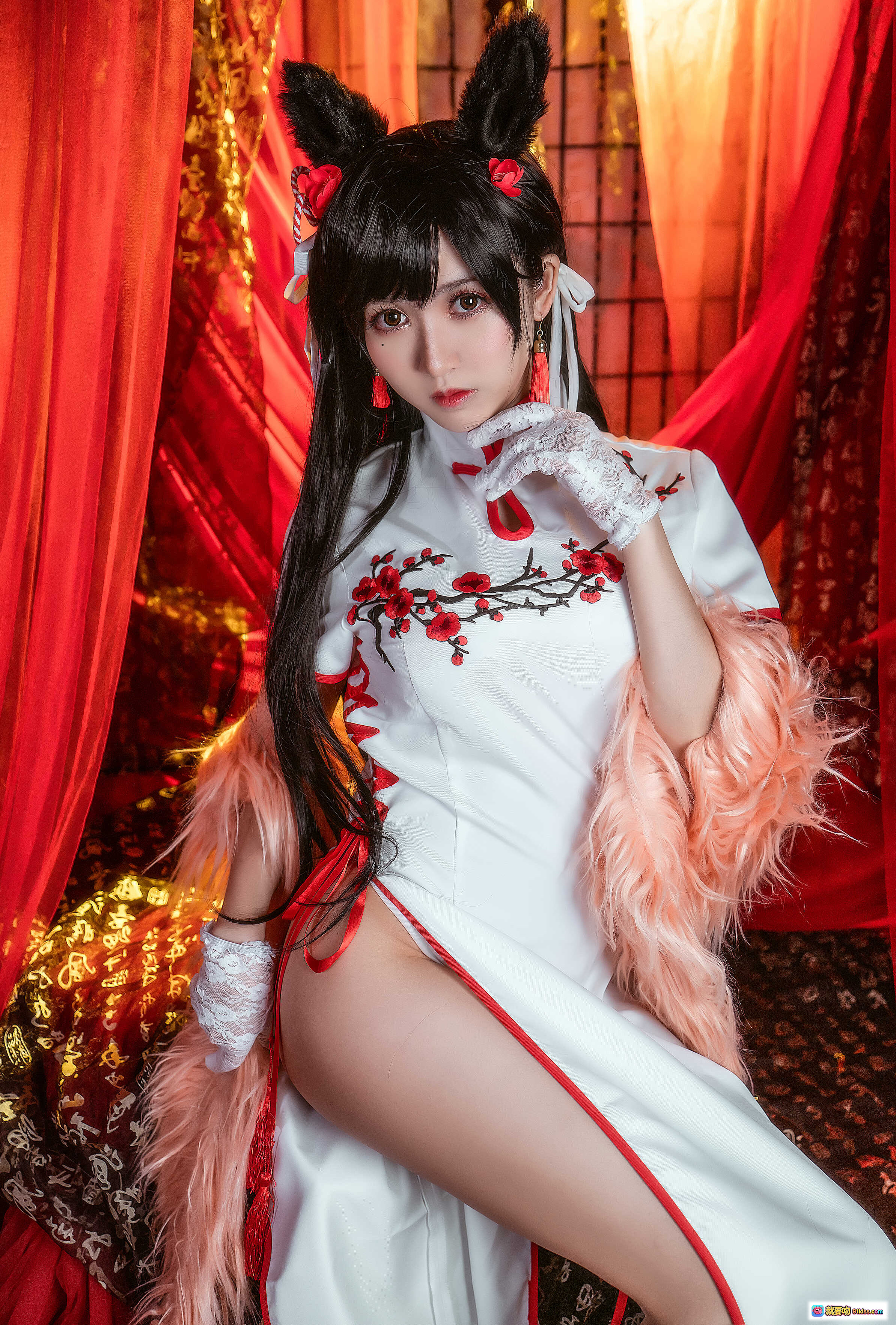 图片[9] - 鳗鱼霏儿NO.011碧蓝航线旗袍COS写真｜白底红樱刺绣+兔耳发饰+粉毛绒尾+古典红幔背景 - 就要吻