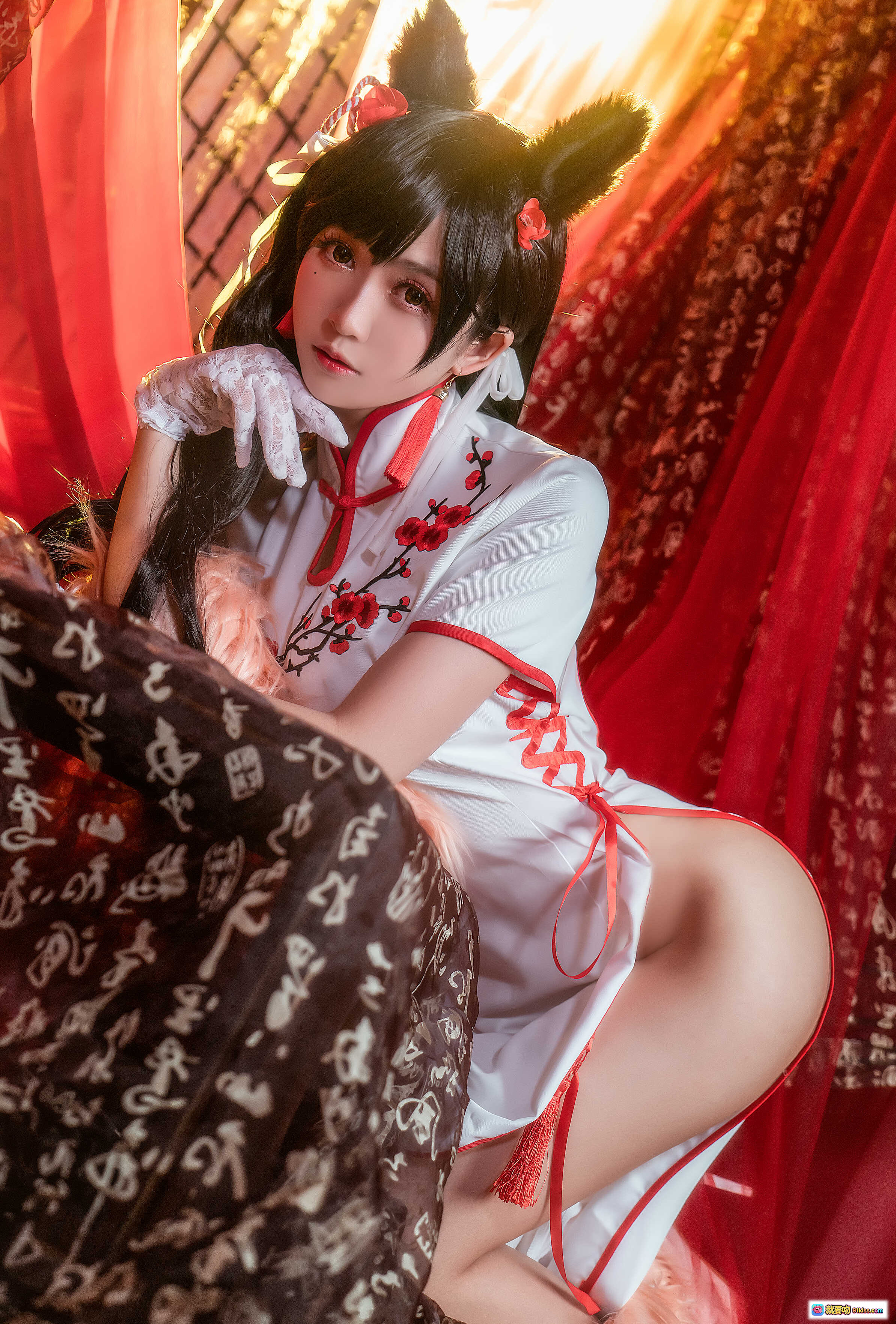 图片[10] - 鳗鱼霏儿NO.011碧蓝航线旗袍COS写真｜白底红樱刺绣+兔耳发饰+粉毛绒尾+古典红幔背景 - 就要吻
