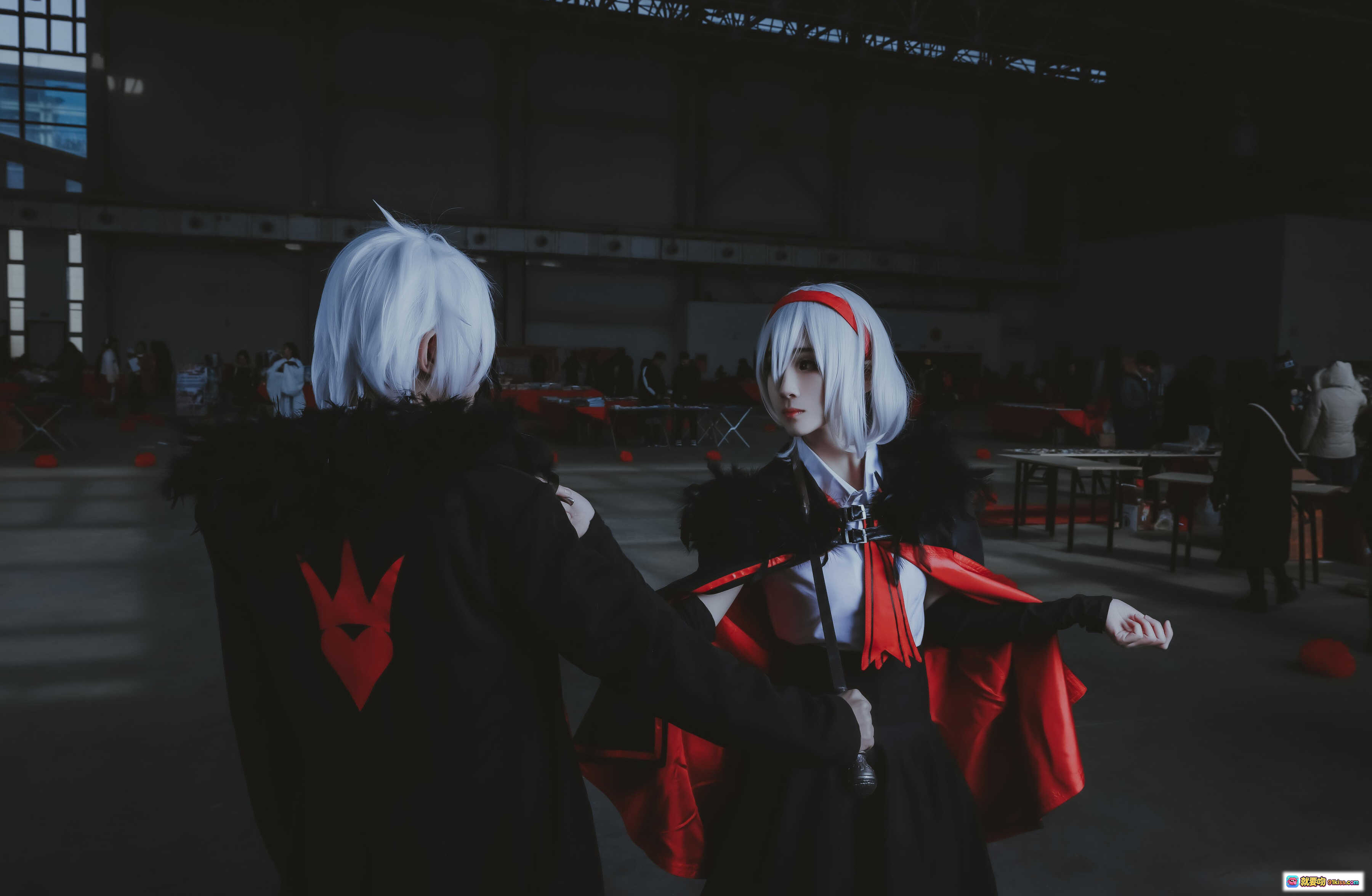 妖君白研NO.01 VOCALOID言和COS漫展场照 白发红饰黑袍经典造型 二次元同人摄影实拍 - 就要吻