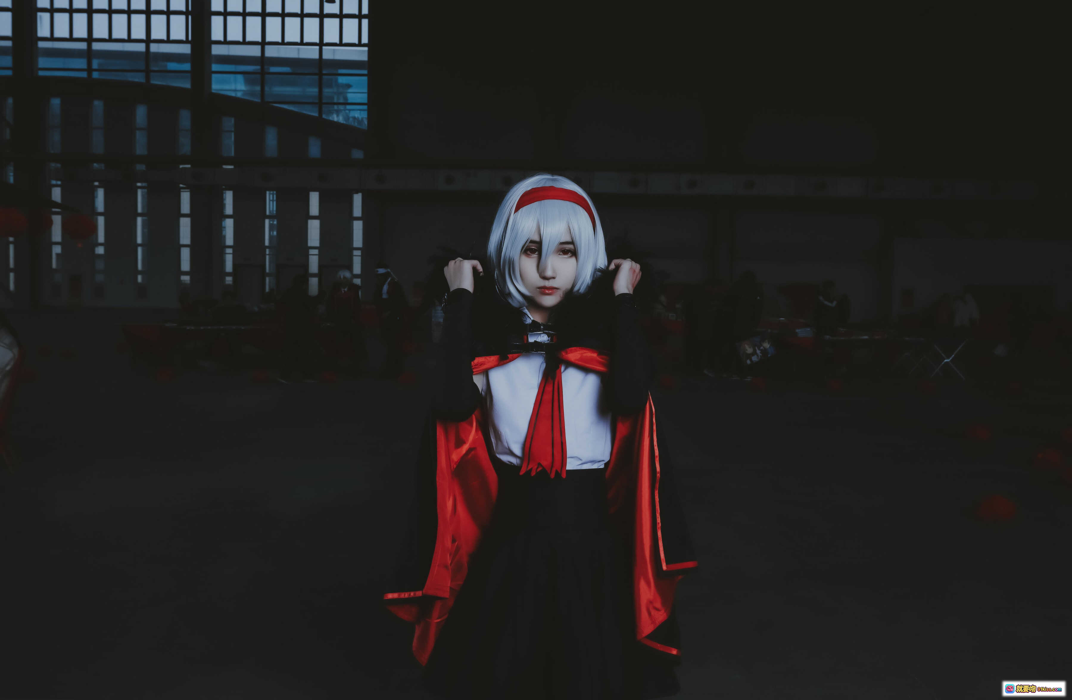 图片[2] - 妖君白研NO.01 VOCALOID言和COS漫展场照 白发红饰黑袍经典造型 二次元同人摄影实拍 - 就要吻