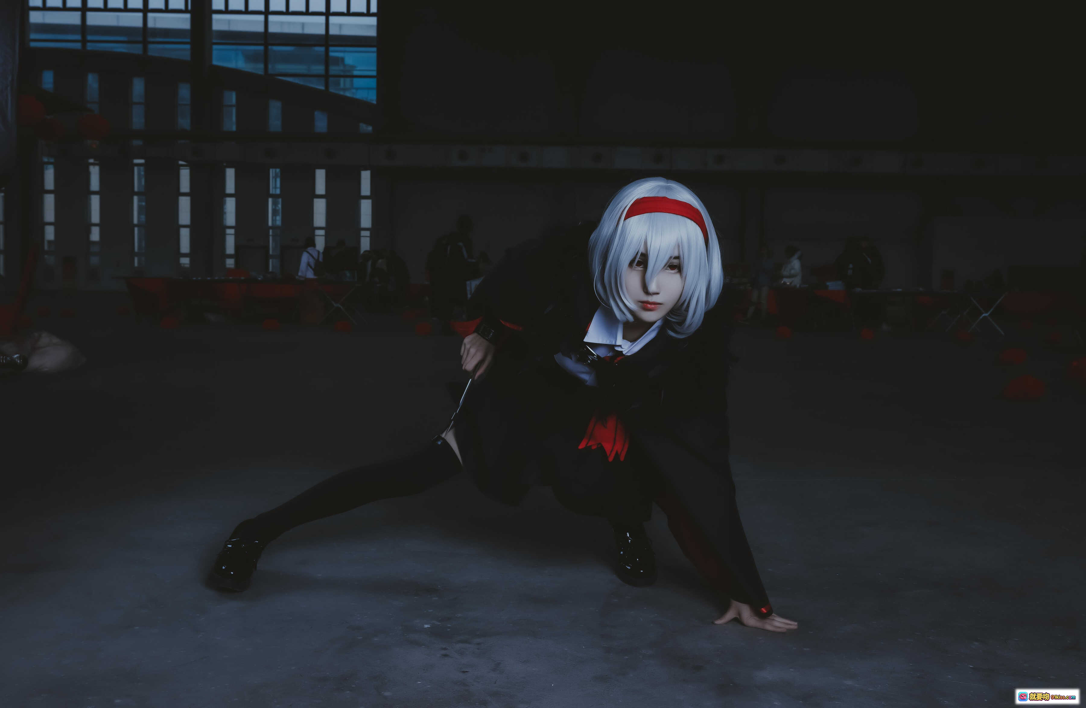 图片[8] - 妖君白研NO.01 VOCALOID言和COS漫展场照 白发红饰黑袍经典造型 二次元同人摄影实拍 - 就要吻