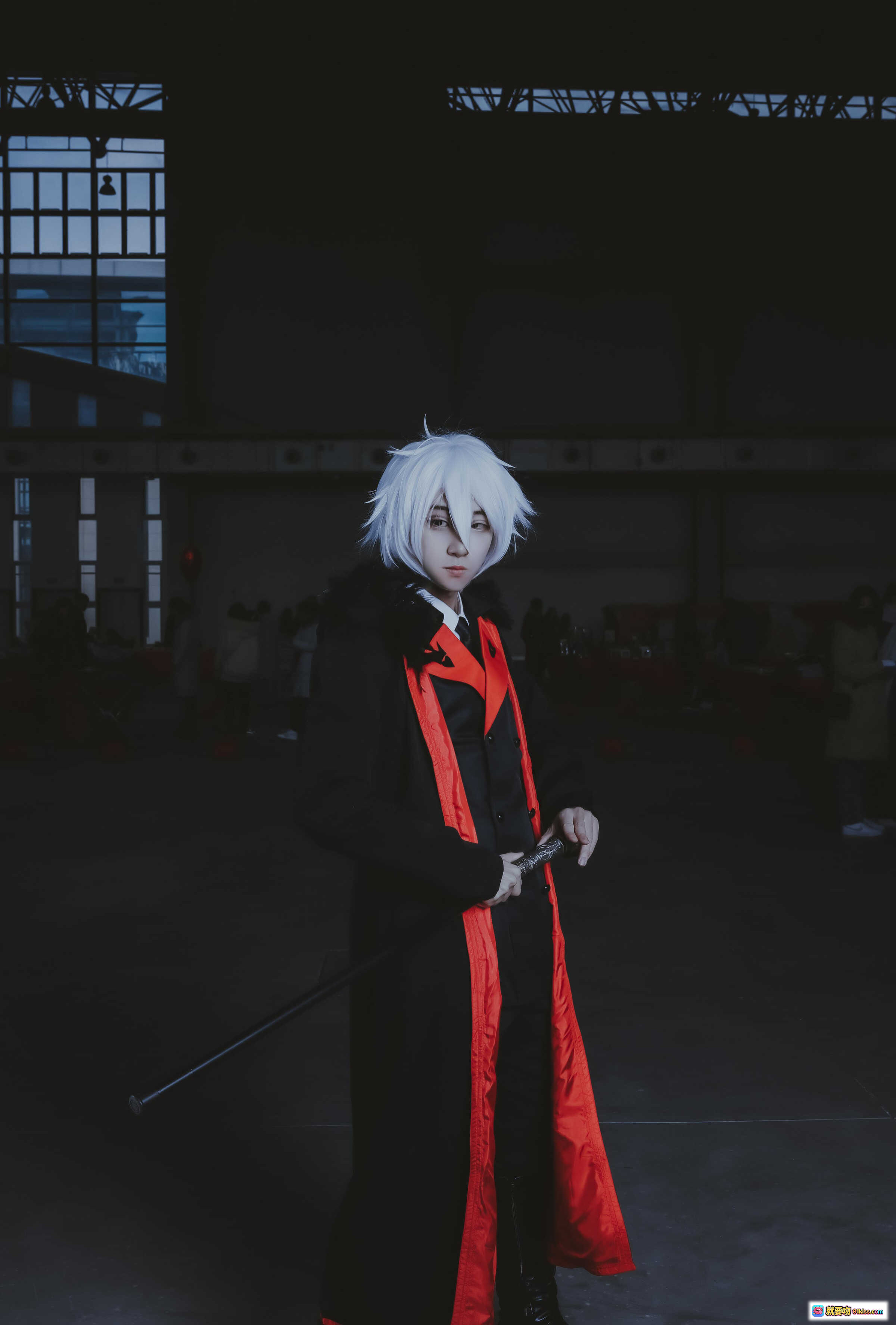 图片[5] - 妖君白研NO.01 VOCALOID言和COS漫展场照 白发红饰黑袍经典造型 二次元同人摄影实拍 - 就要吻