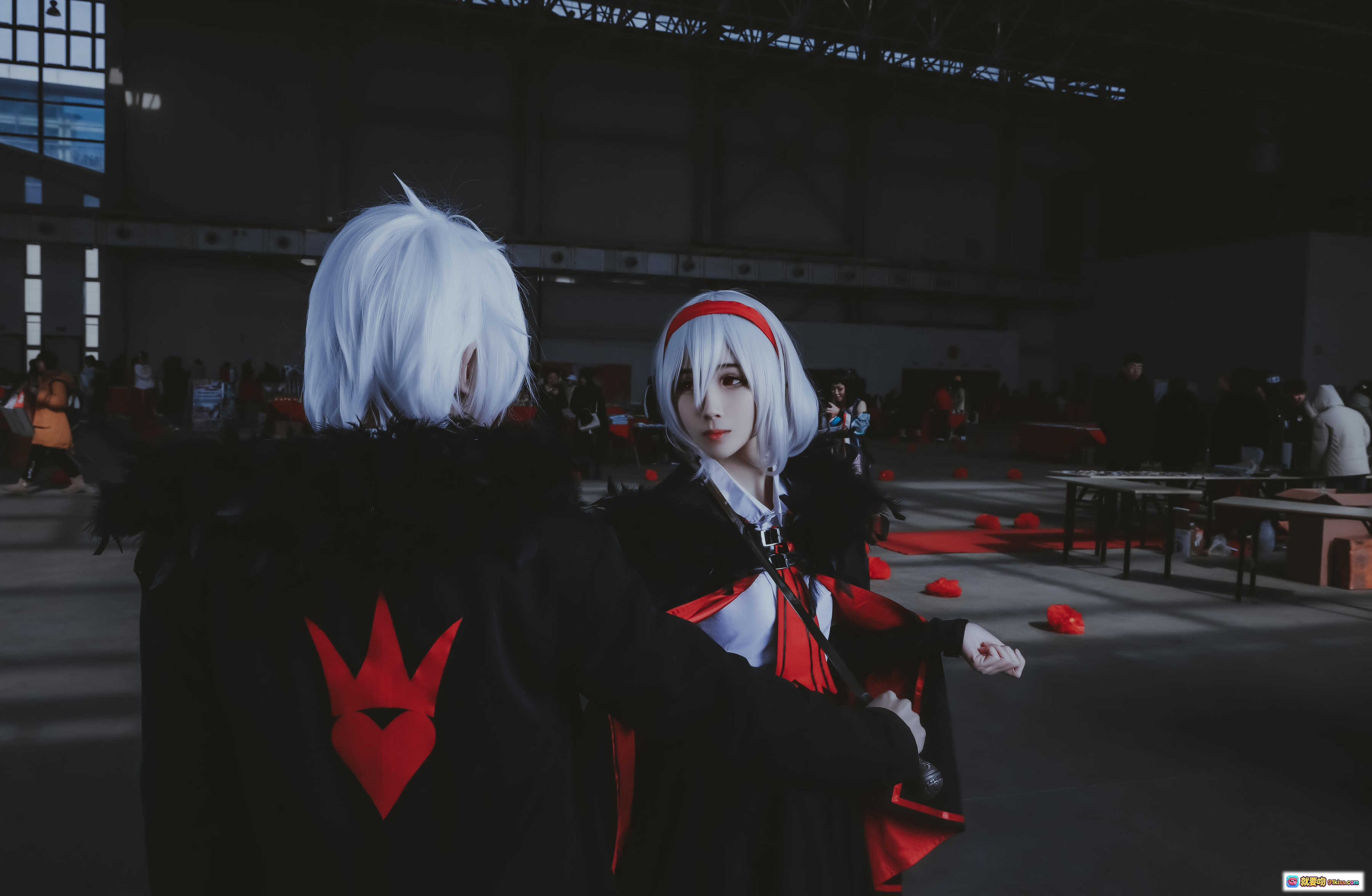 图片[10] - 妖君白研NO.01 VOCALOID言和COS漫展场照 白发红饰黑袍经典造型 二次元同人摄影实拍 - 就要吻