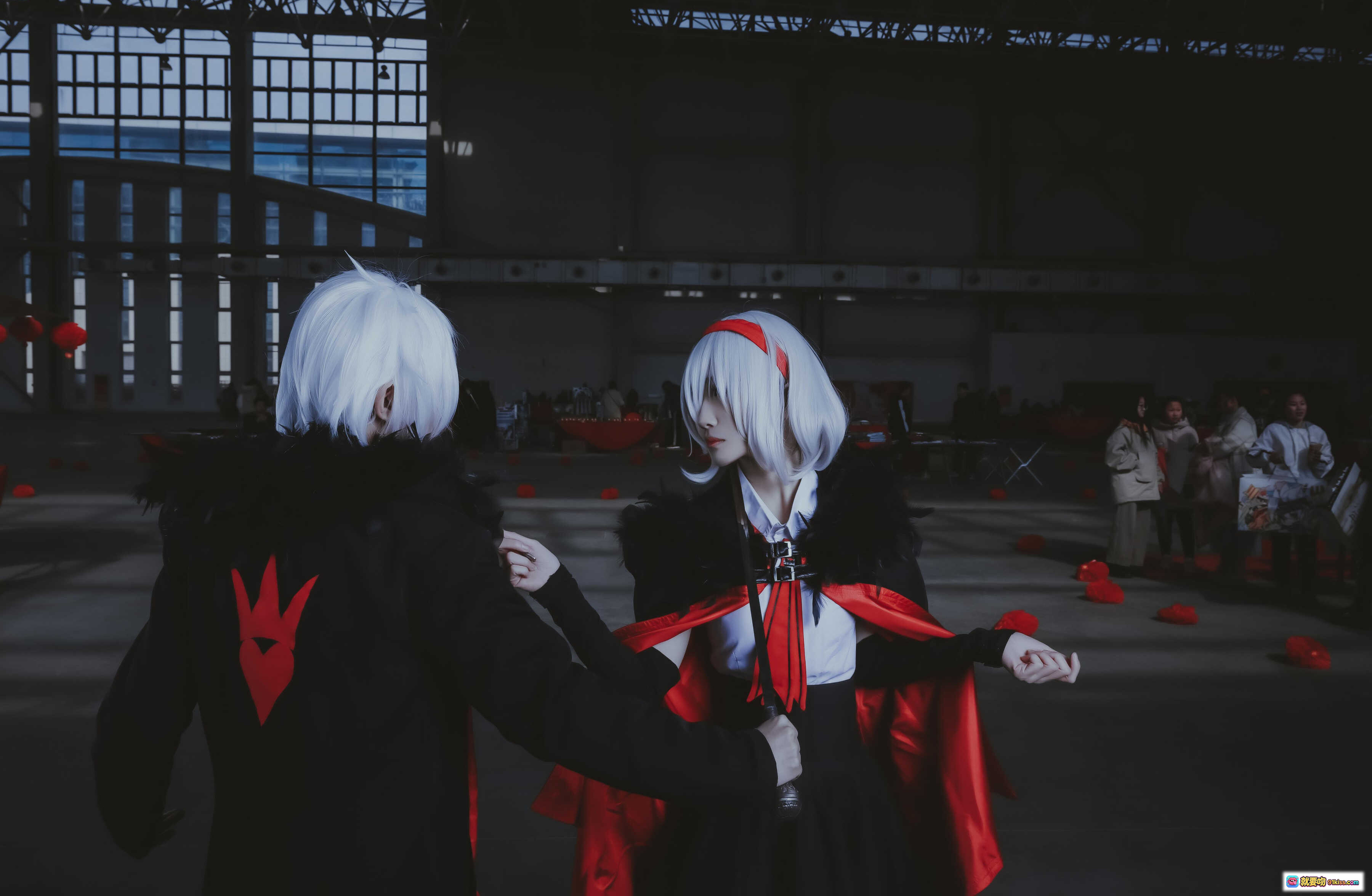 图片[9] - 妖君白研NO.01 VOCALOID言和COS漫展场照 白发红饰黑袍经典造型 二次元同人摄影实拍 - 就要吻