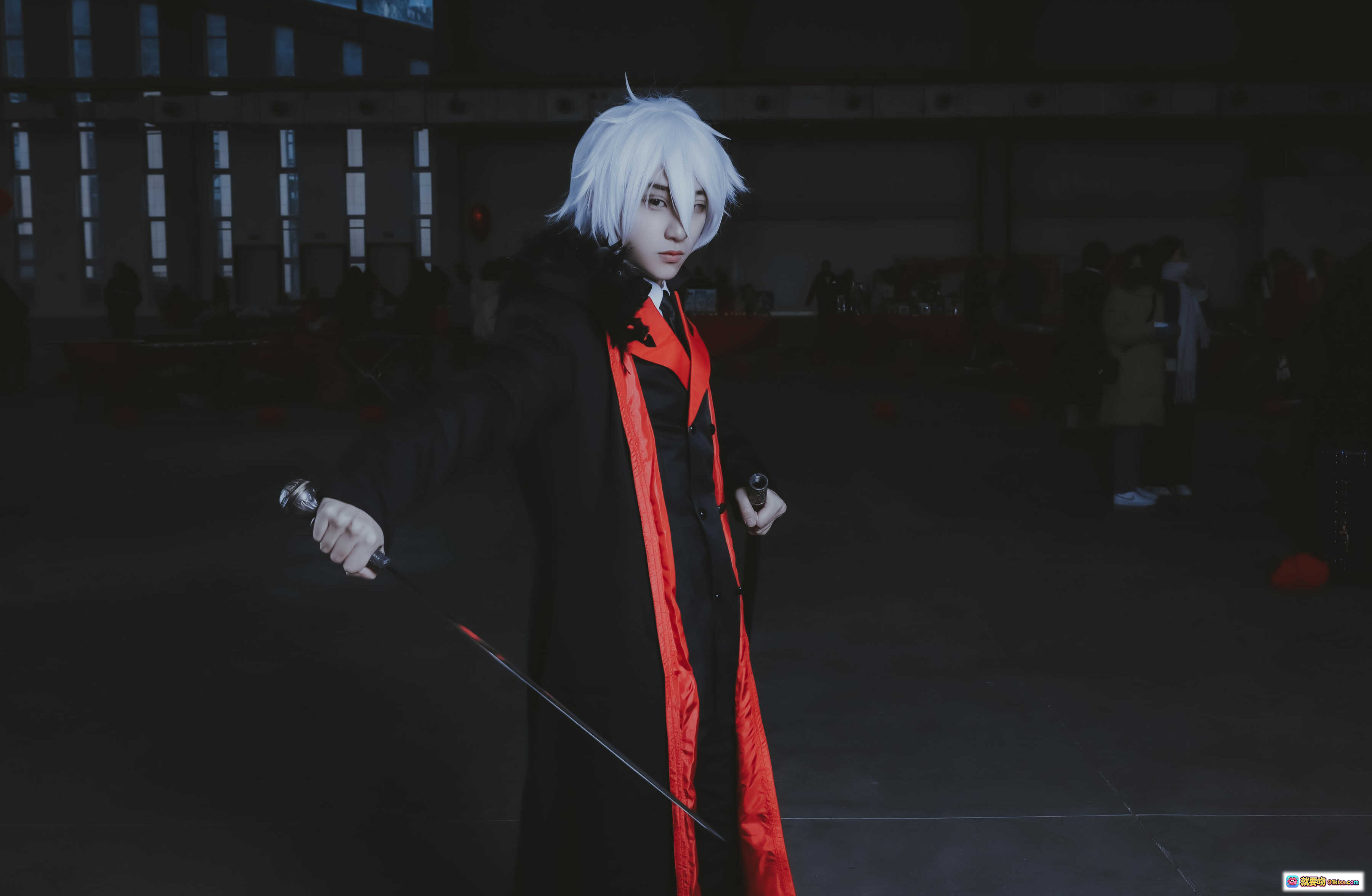 图片[6] - 妖君白研NO.01 VOCALOID言和COS漫展场照 白发红饰黑袍经典造型 二次元同人摄影实拍 - 就要吻