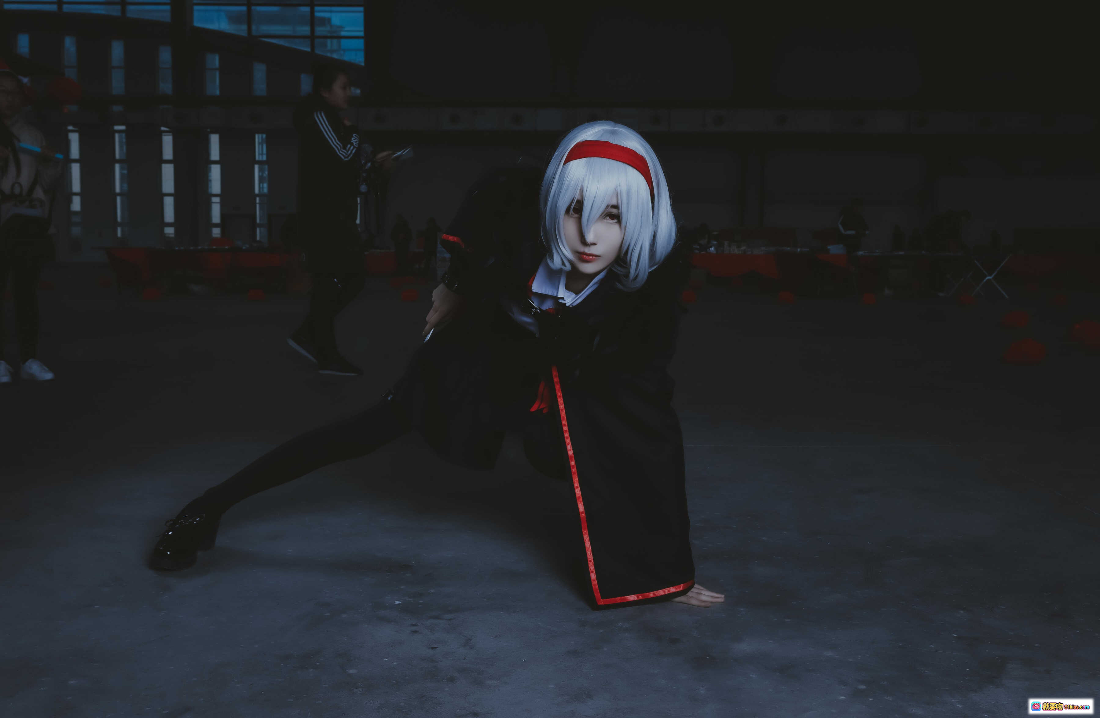 图片[7] - 妖君白研NO.01 VOCALOID言和COS漫展场照 白发红饰黑袍经典造型 二次元同人摄影实拍 - 就要吻