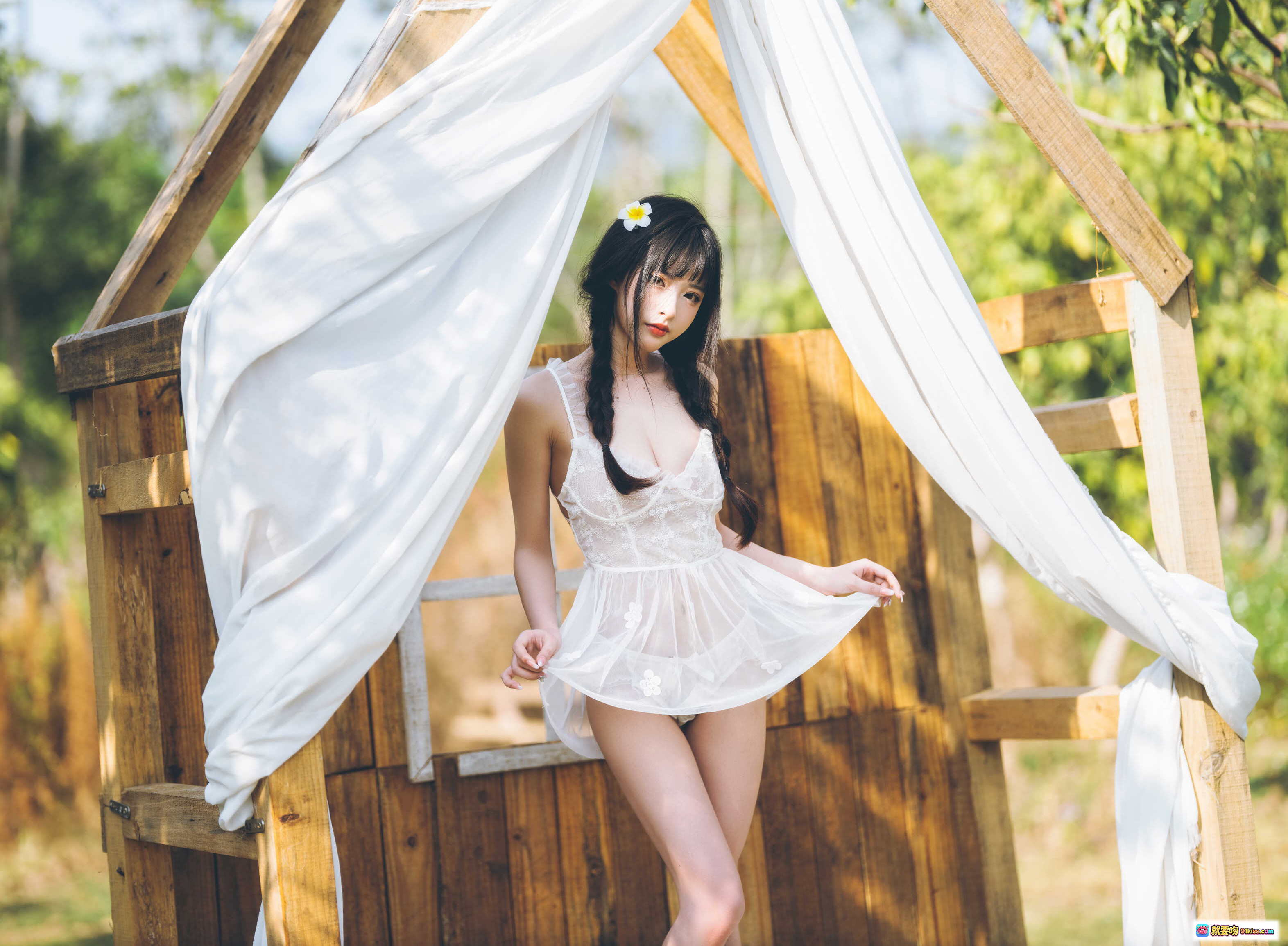 图片[5] - 清水由乃NO.020 田园风蕾丝裙写真 65P高清美图 白色透视吊带裙 双麻花辫少女 日系清新风格 木屋背景自然光拍摄 - 就要吻