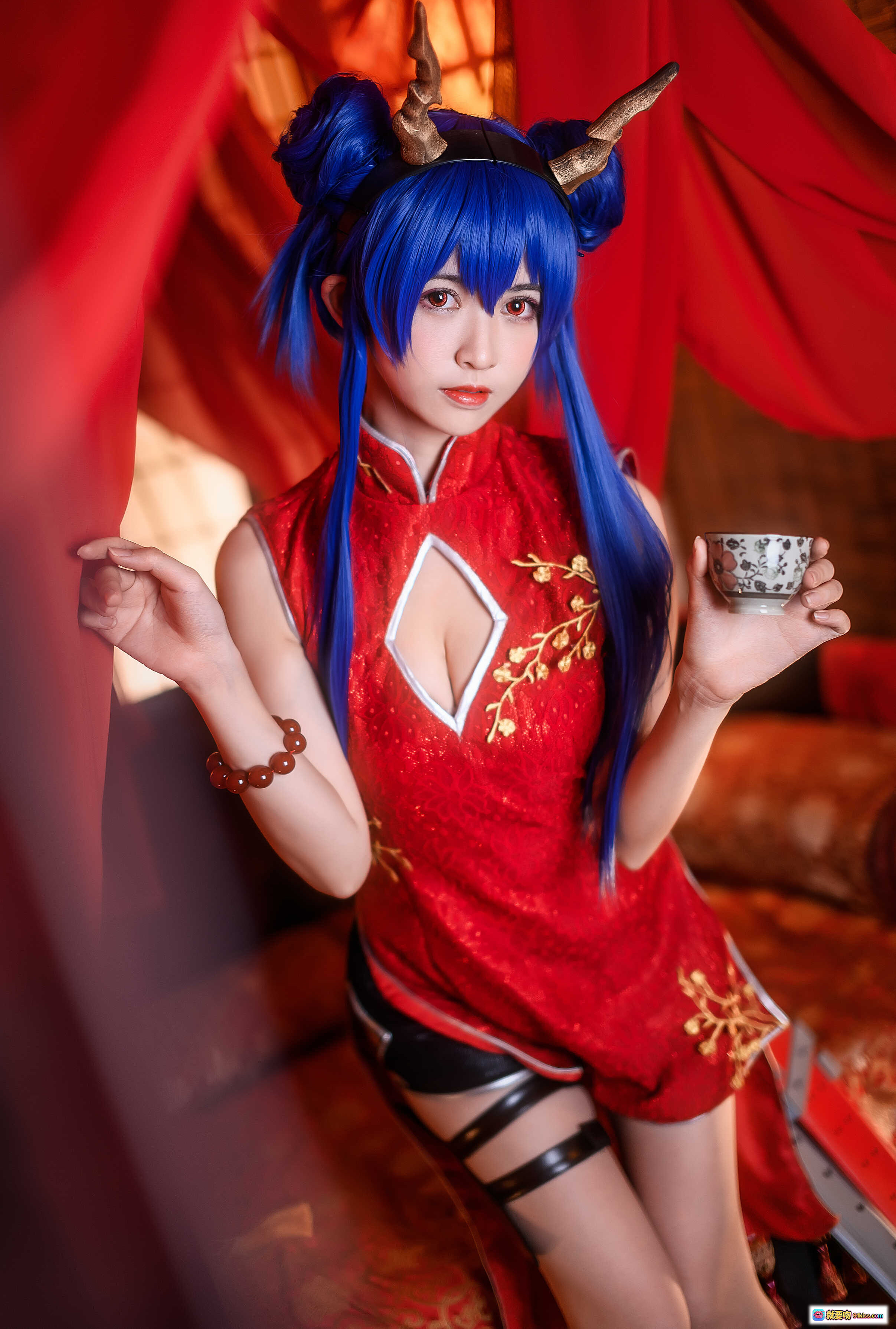 图片[4] - 鳗鱼霏儿NO.021陈sir旗袍cos写真｜蓝发双马尾持刀红帘古风场景性感日系COSPLAY美图 - 就要吻