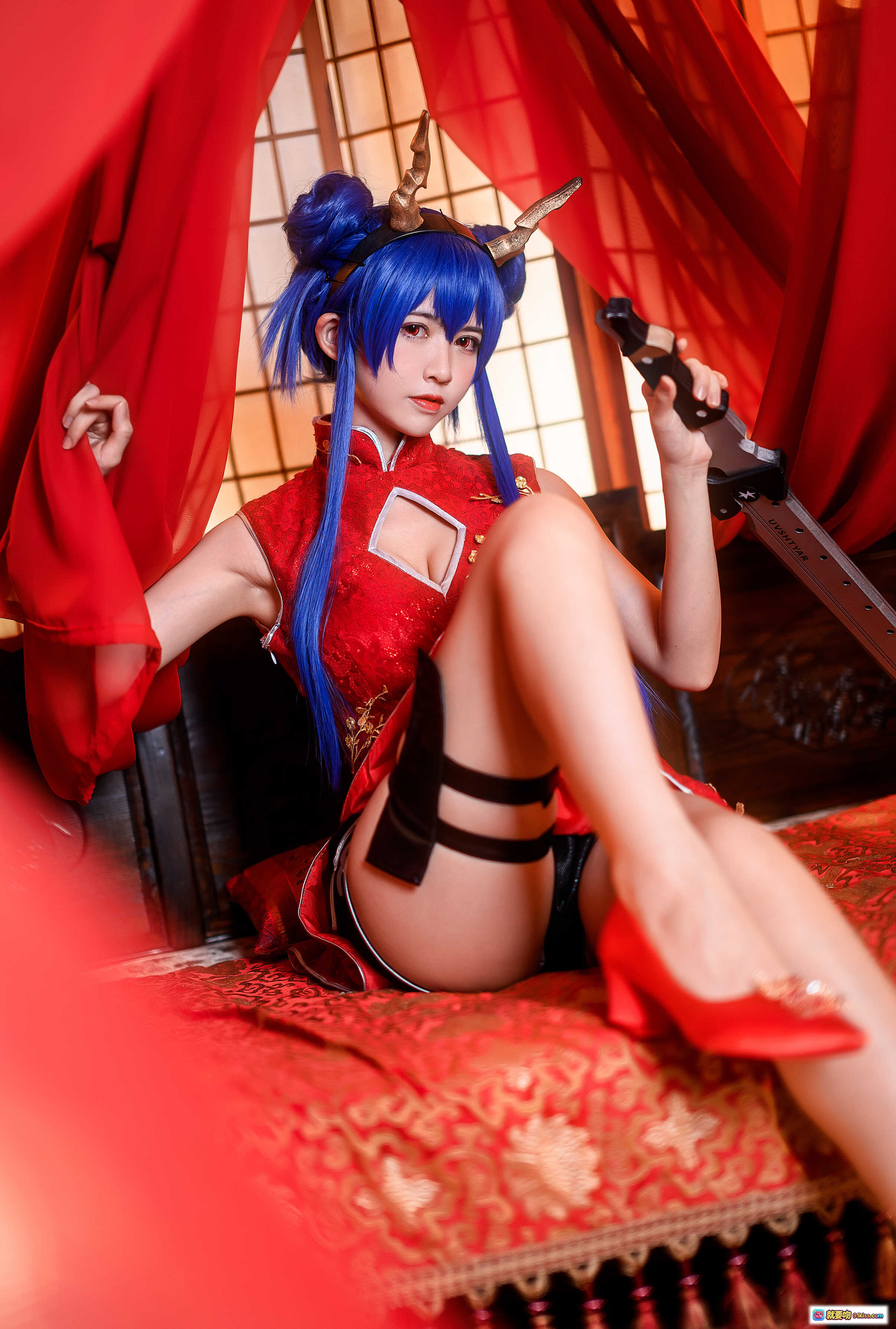 图片[3] - 鳗鱼霏儿NO.021陈sir旗袍cos写真｜蓝发双马尾持刀红帘古风场景性感日系COSPLAY美图 - 就要吻