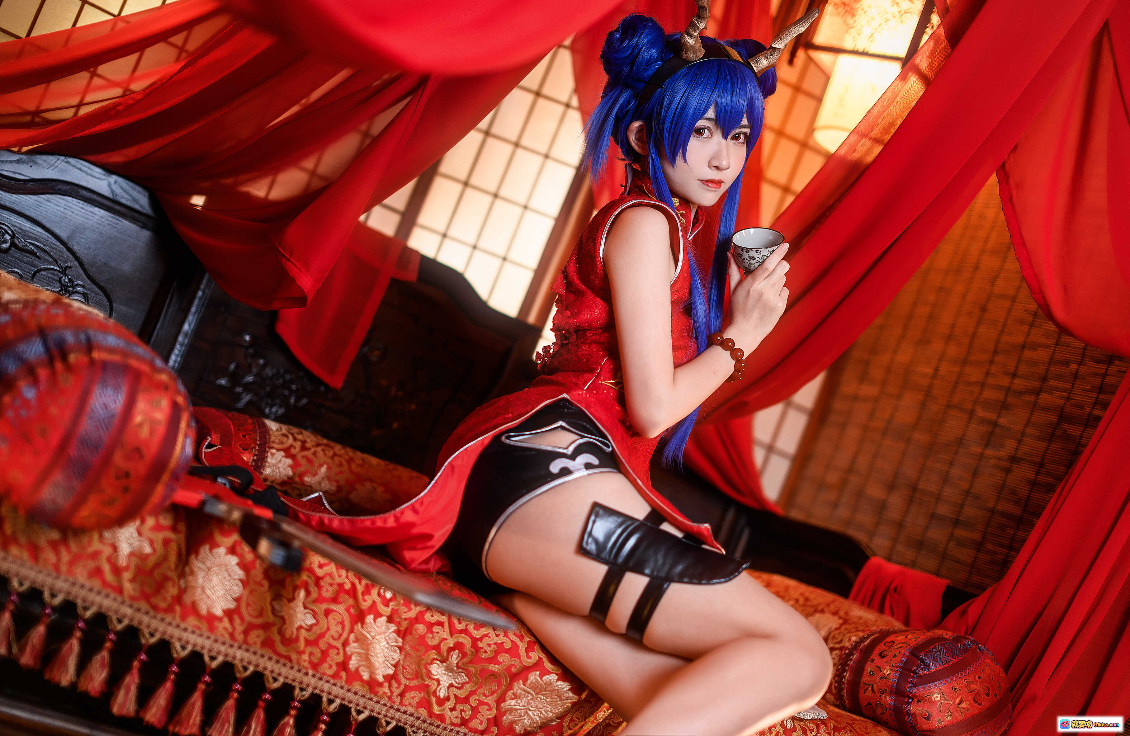 图片[8] - 鳗鱼霏儿NO.021陈sir旗袍cos写真｜蓝发双马尾持刀红帘古风场景性感日系COSPLAY美图 - 就要吻