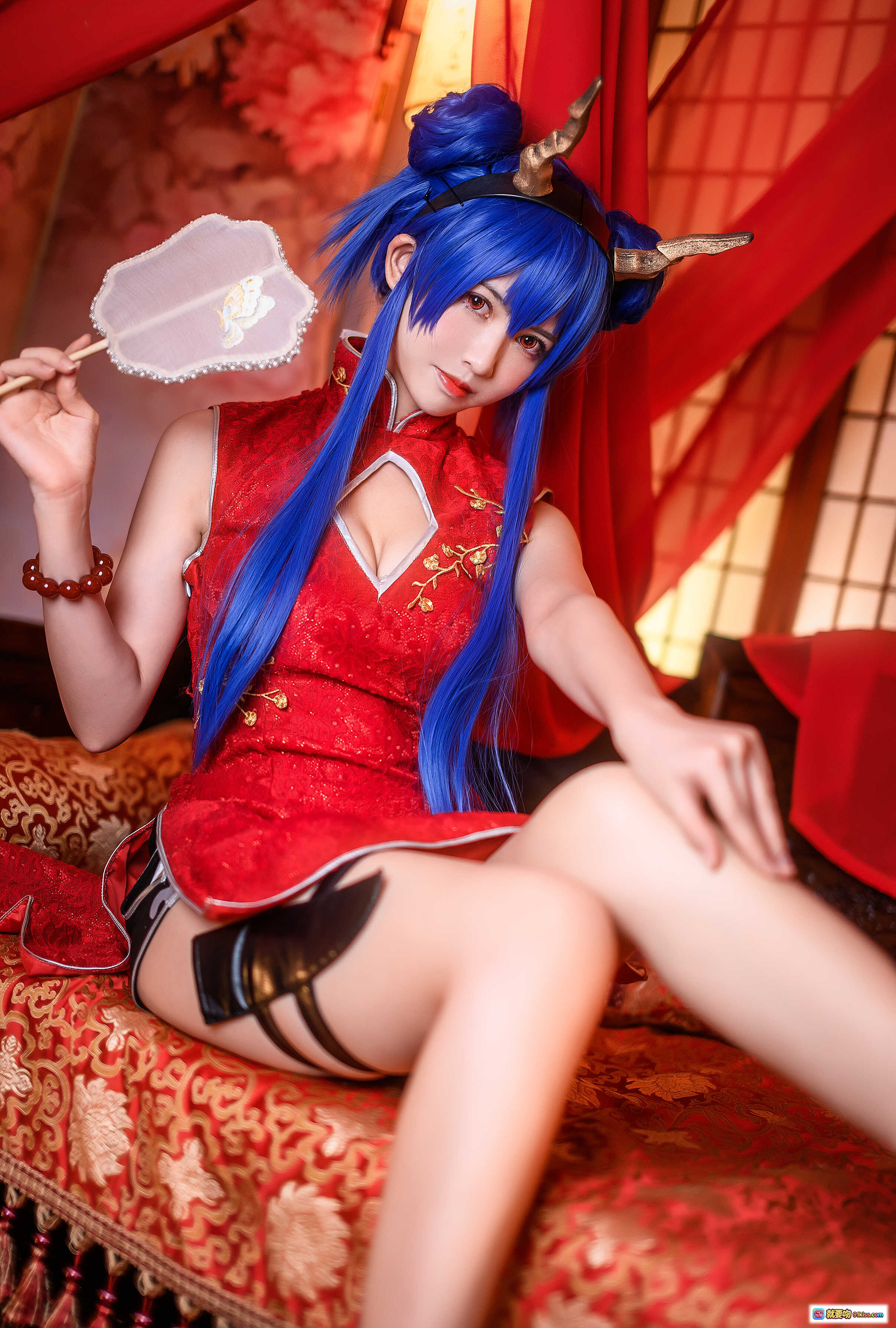 图片[2] - 鳗鱼霏儿NO.021陈sir旗袍cos写真｜蓝发双马尾持刀红帘古风场景性感日系COSPLAY美图 - 就要吻