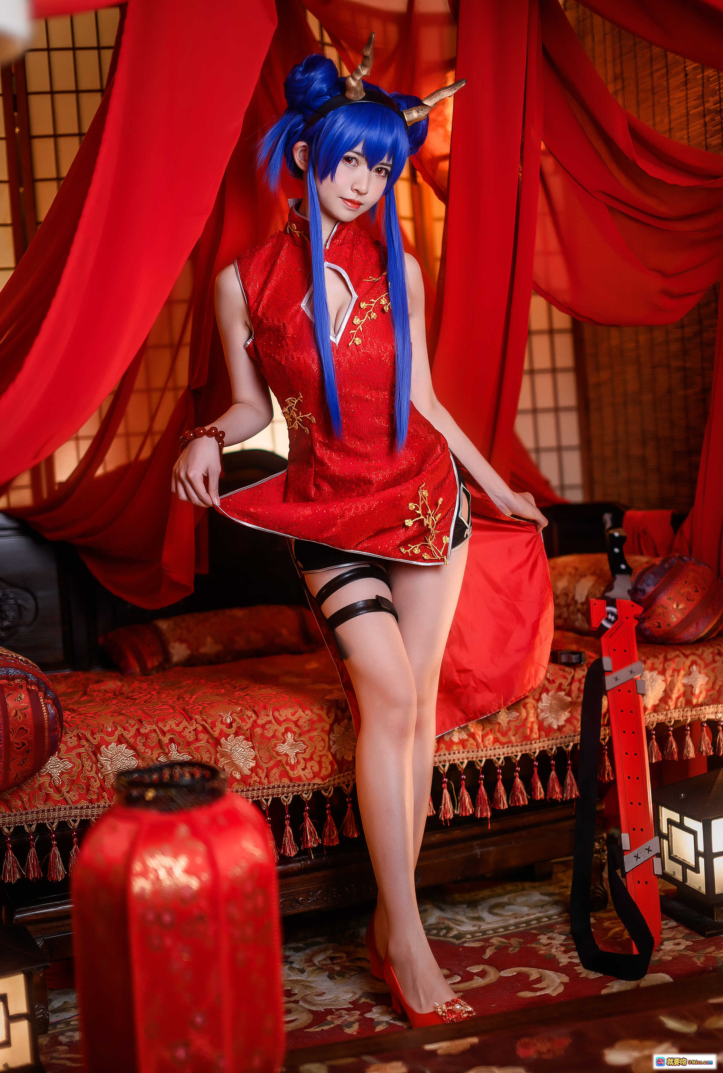 图片[5] - 鳗鱼霏儿NO.021陈sir旗袍cos写真｜蓝发双马尾持刀红帘古风场景性感日系COSPLAY美图 - 就要吻