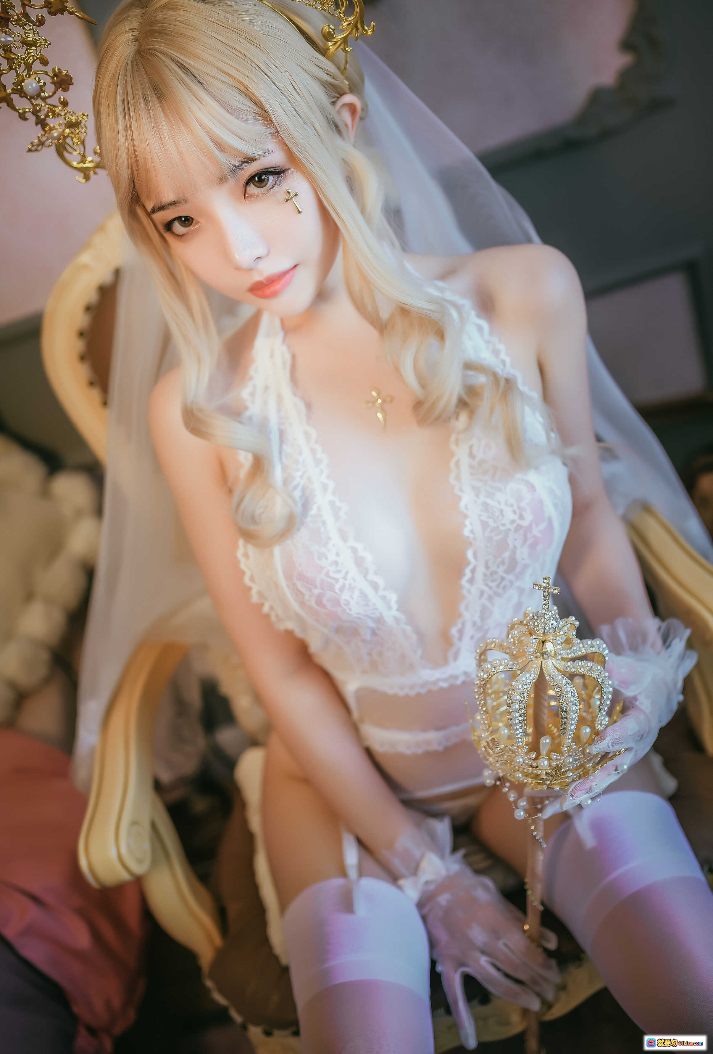 图片[3] - 雯妹不讲道理NO.046圣母写真｜蕾丝透视内衣+金色皇冠+白色头纱+粉色丝袜+宫廷椅摆拍｜38P高清图集 - 就要吻