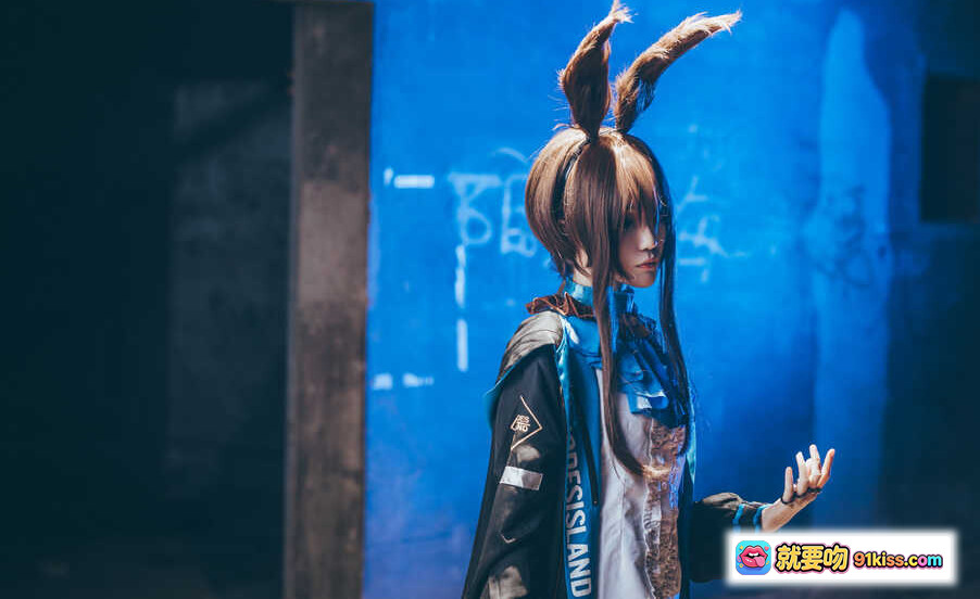 图片[3] - 妖君白研COS明日方舟阿米娅 兽耳美少女 Cosplay写真 蓝光剑影 暗黑场景 高还原度角色扮演 - 就要吻