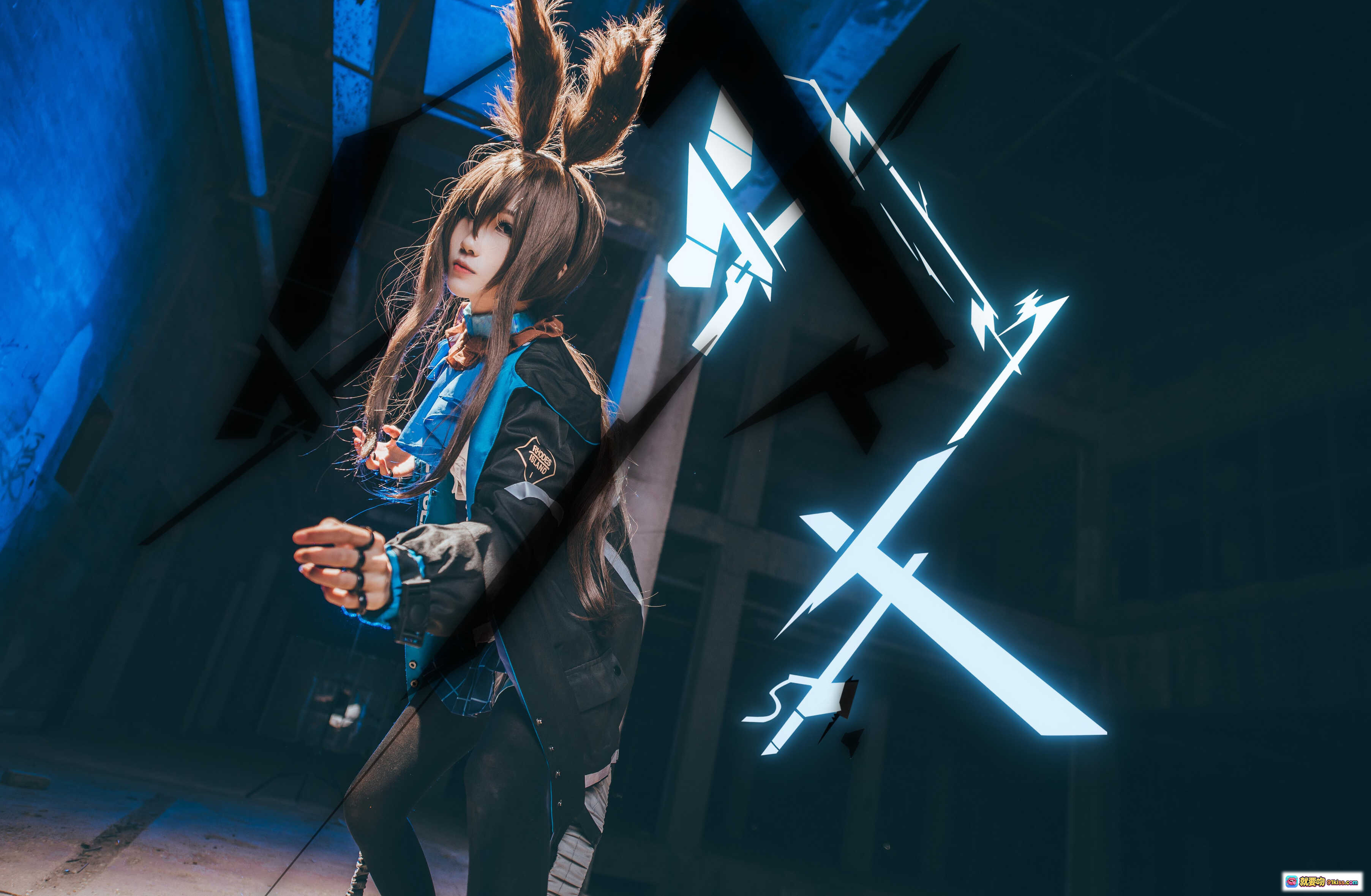 妖君白研COS明日方舟阿米娅 兽耳美少女 Cosplay写真 蓝光剑影 暗黑场景 高还原度角色扮演 - 就要吻
