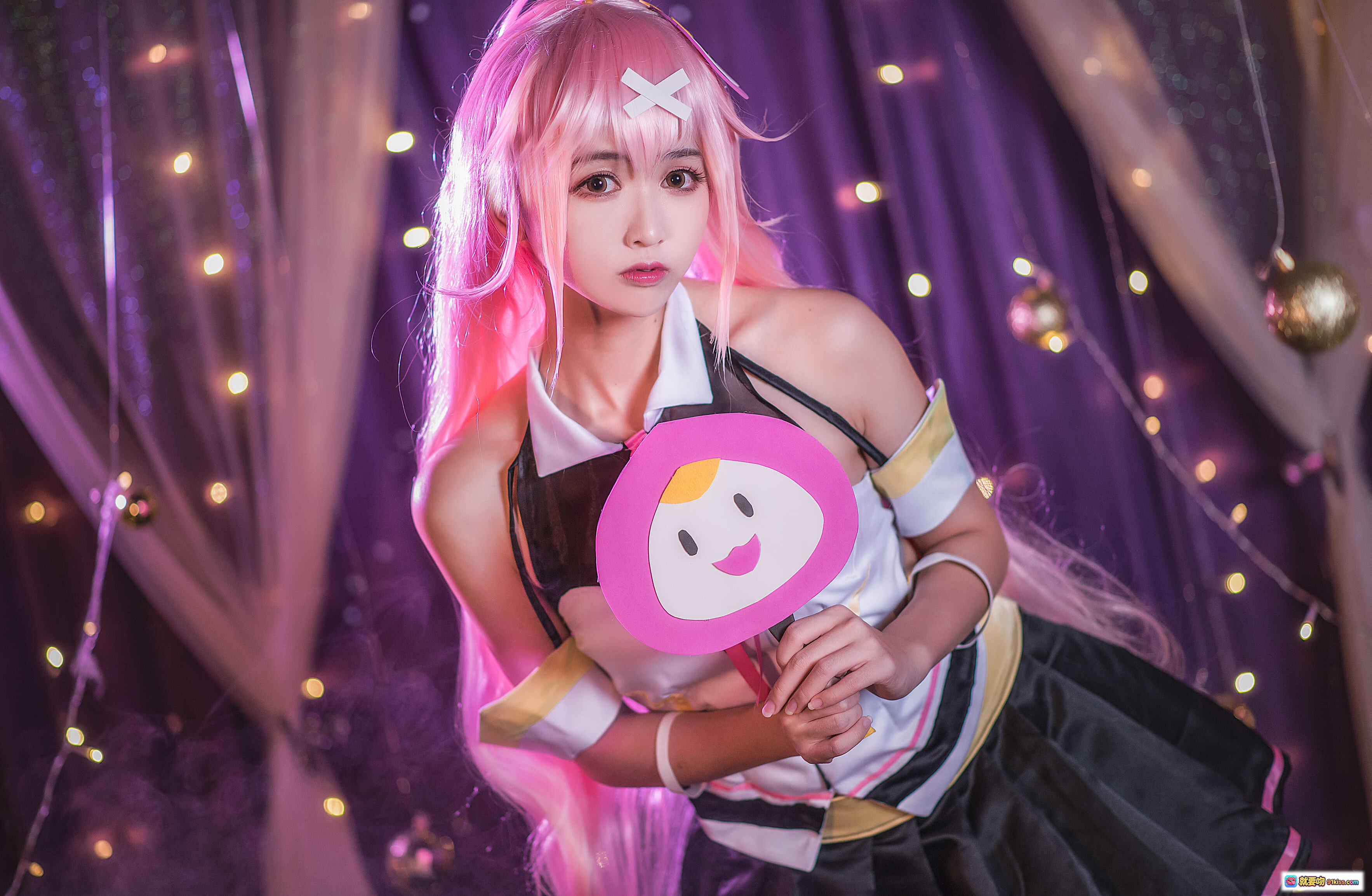 图片[5] - 鳗鱼霏儿NO.024弹娘COS写真｜粉发少女+可爱企鹅道具+甜美制服+梦幻灯光背景 - 就要吻