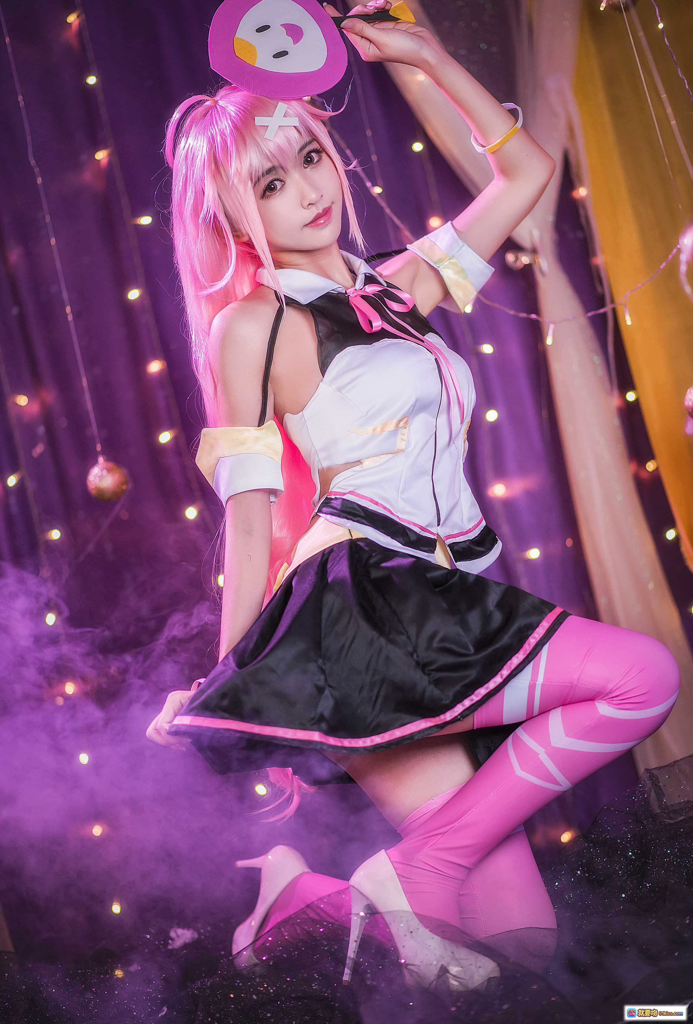 图片[3] - 鳗鱼霏儿NO.024弹娘COS写真｜粉发少女+可爱企鹅道具+甜美制服+梦幻灯光背景 - 就要吻