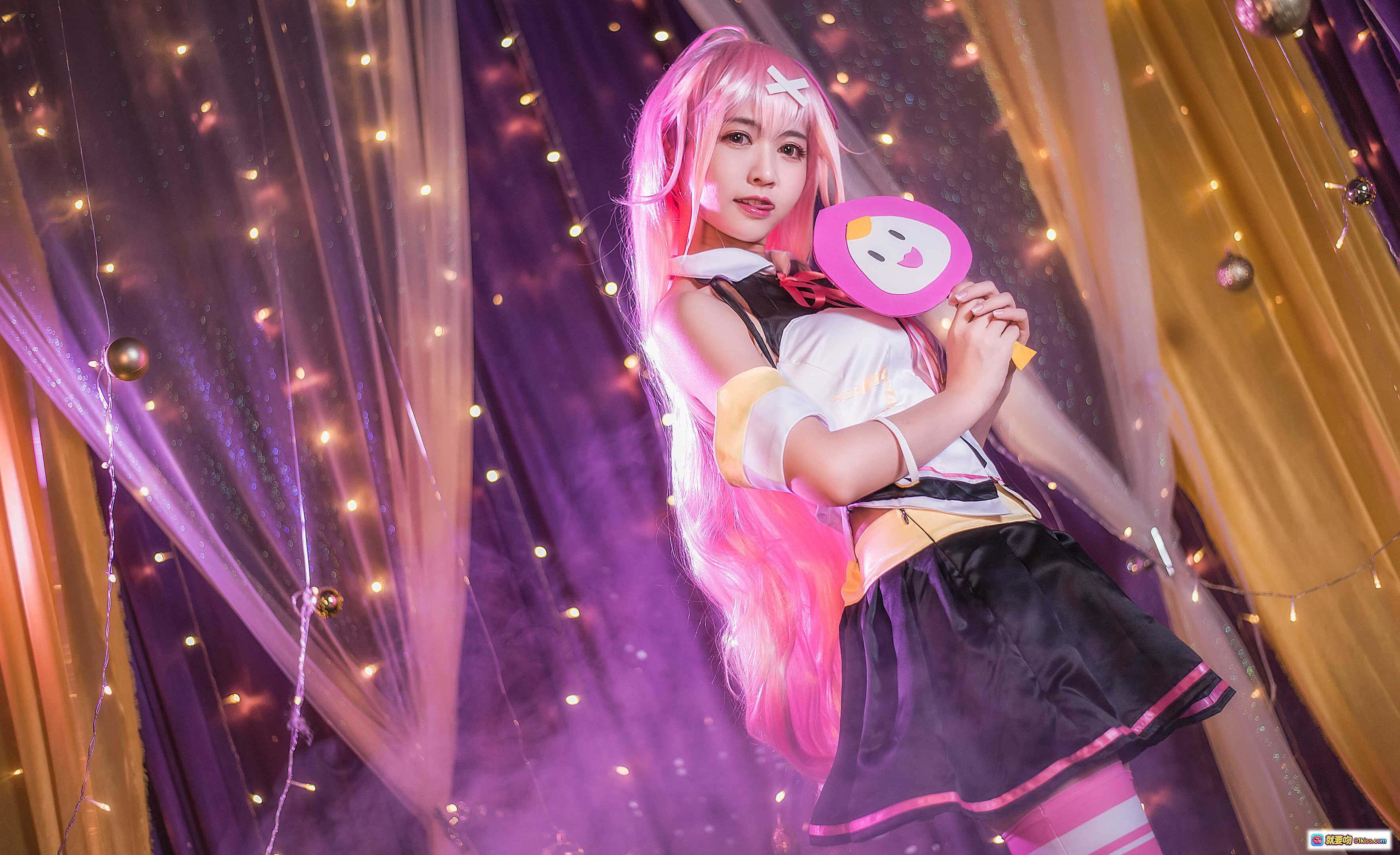 图片[9] - 鳗鱼霏儿NO.024弹娘COS写真｜粉发少女+可爱企鹅道具+甜美制服+梦幻灯光背景 - 就要吻