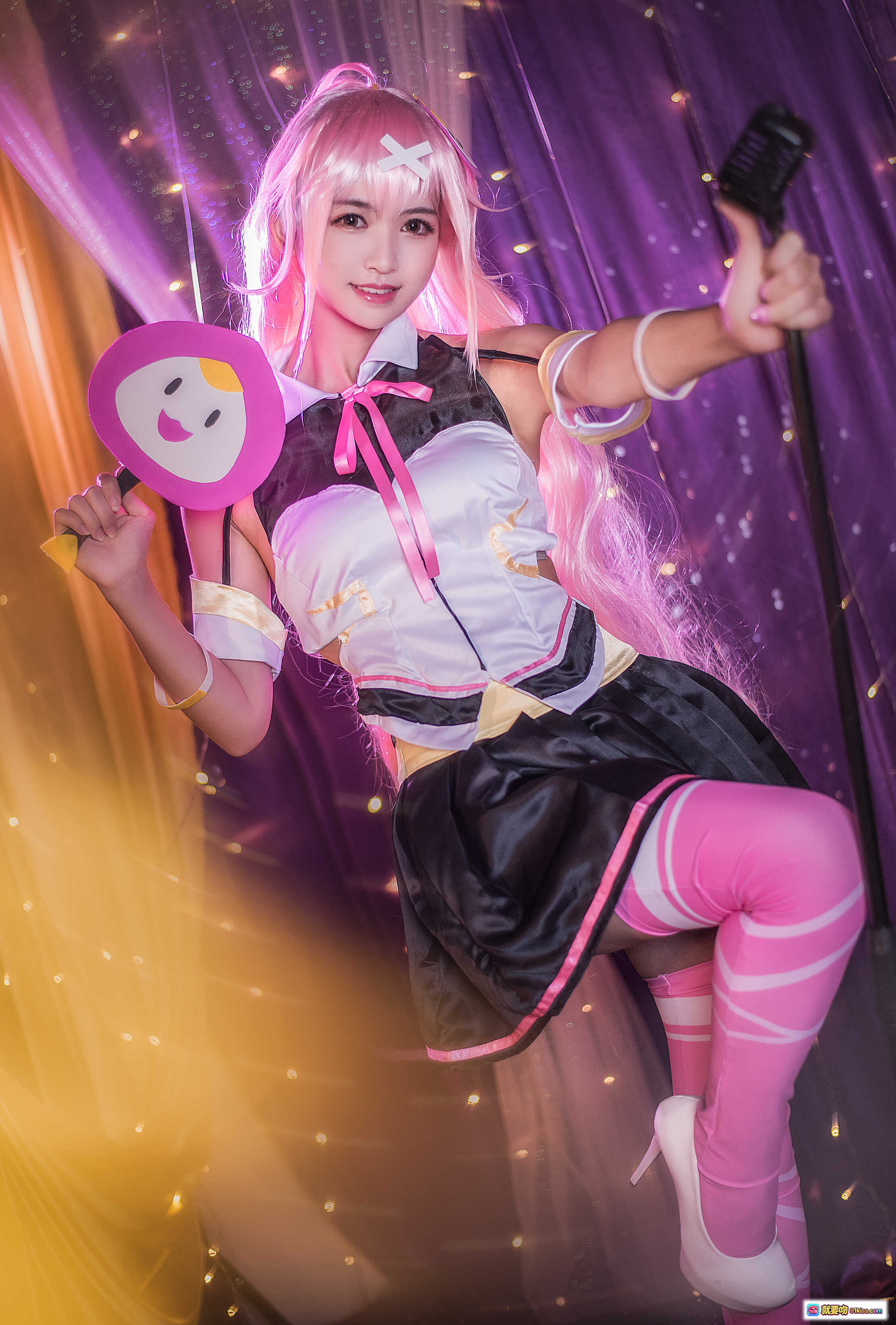 图片[2] - 鳗鱼霏儿NO.024弹娘COS写真｜粉发少女+可爱企鹅道具+甜美制服+梦幻灯光背景 - 就要吻