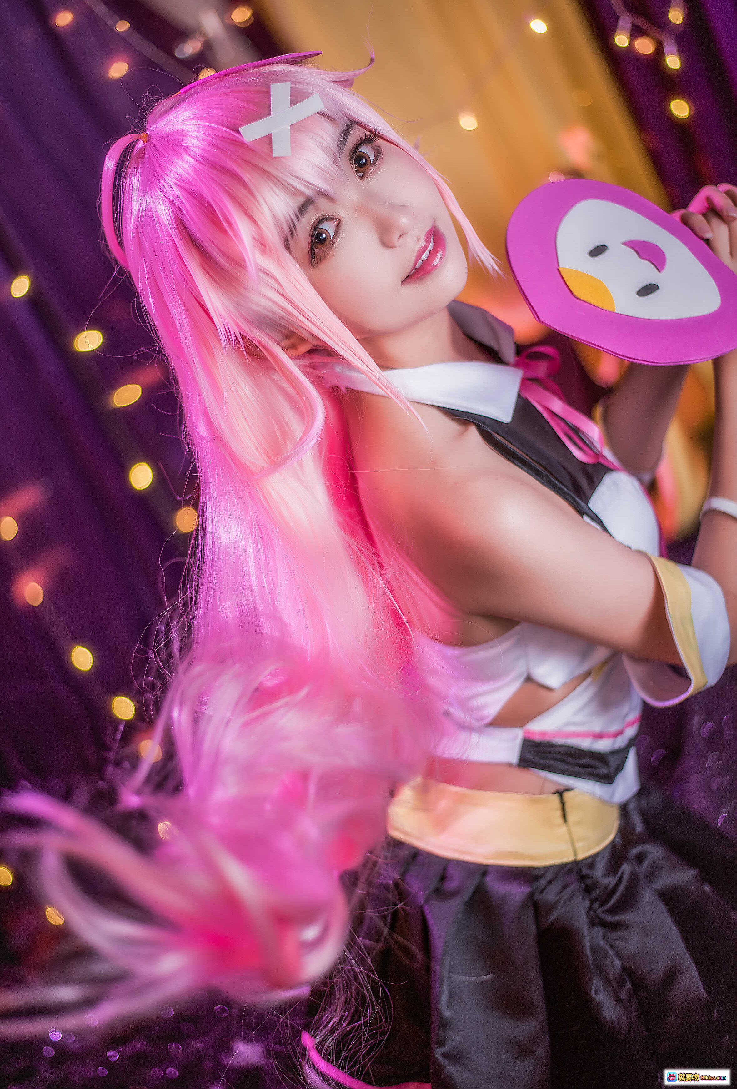 鳗鱼霏儿NO.024弹娘COS写真｜粉发少女+可爱企鹅道具+甜美制服+梦幻灯光背景 - 就要吻