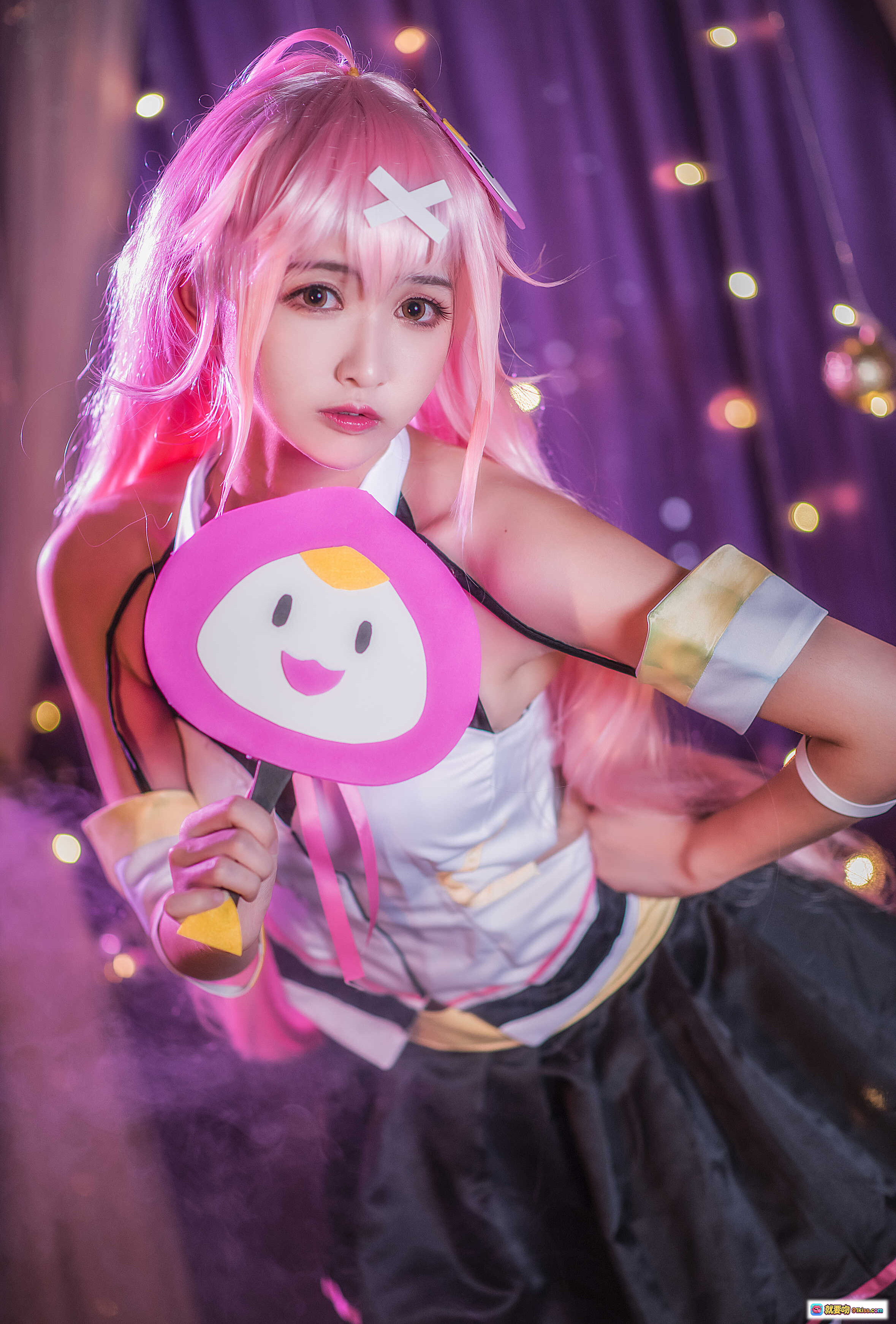 图片[6] - 鳗鱼霏儿NO.024弹娘COS写真｜粉发少女+可爱企鹅道具+甜美制服+梦幻灯光背景 - 就要吻