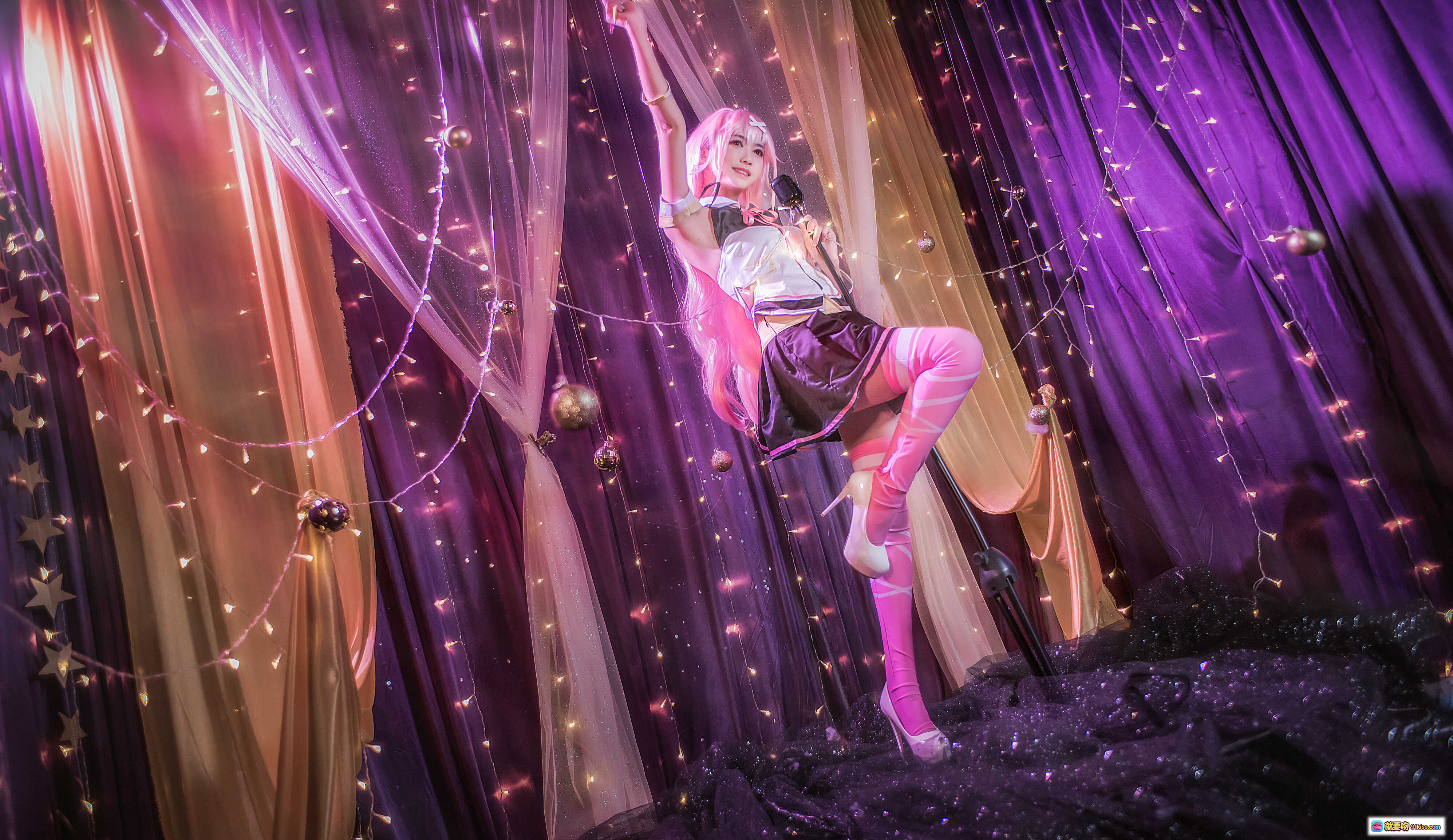 图片[8] - 鳗鱼霏儿NO.024弹娘COS写真｜粉发少女+可爱企鹅道具+甜美制服+梦幻灯光背景 - 就要吻