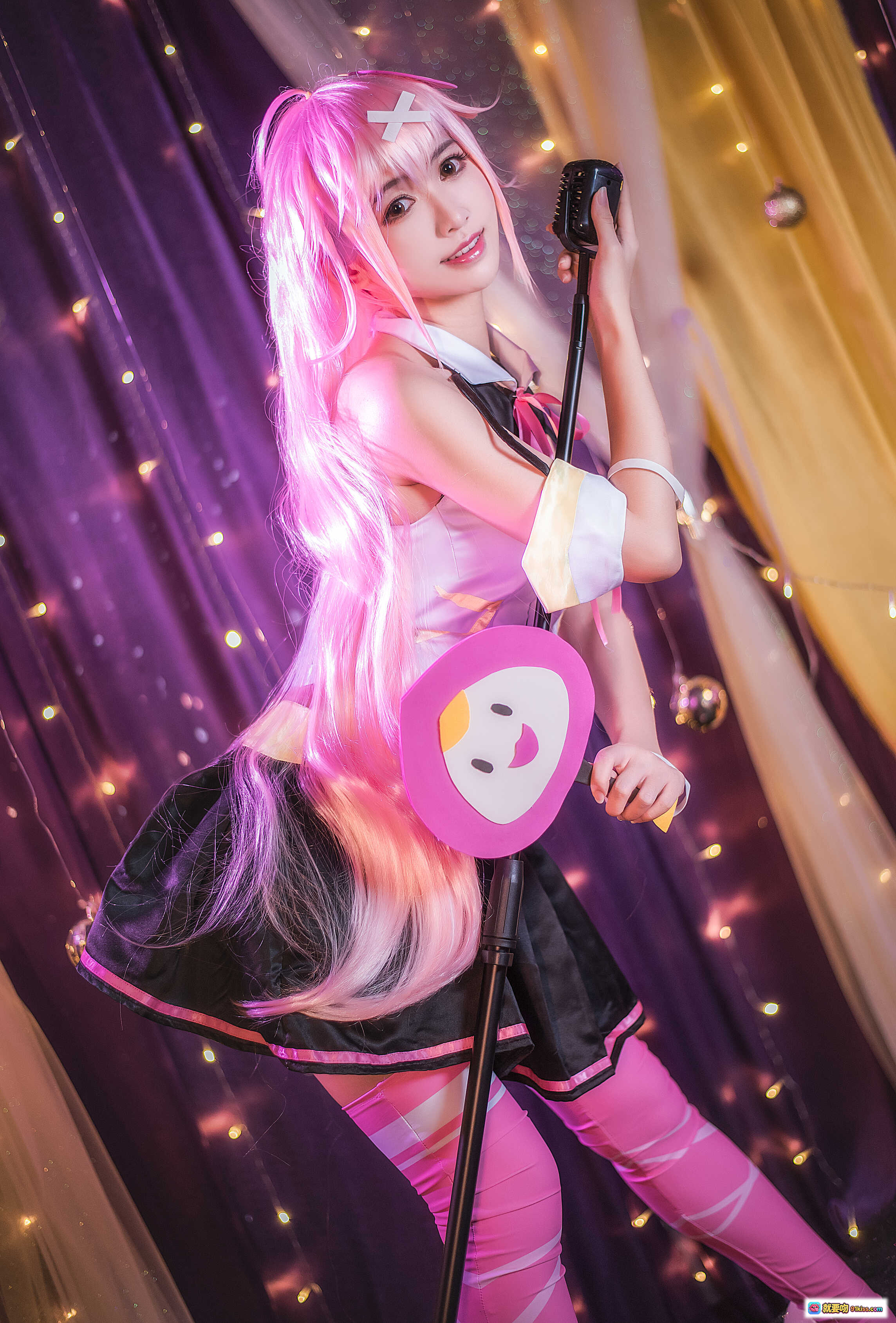 图片[4] - 鳗鱼霏儿NO.024弹娘COS写真｜粉发少女+可爱企鹅道具+甜美制服+梦幻灯光背景 - 就要吻