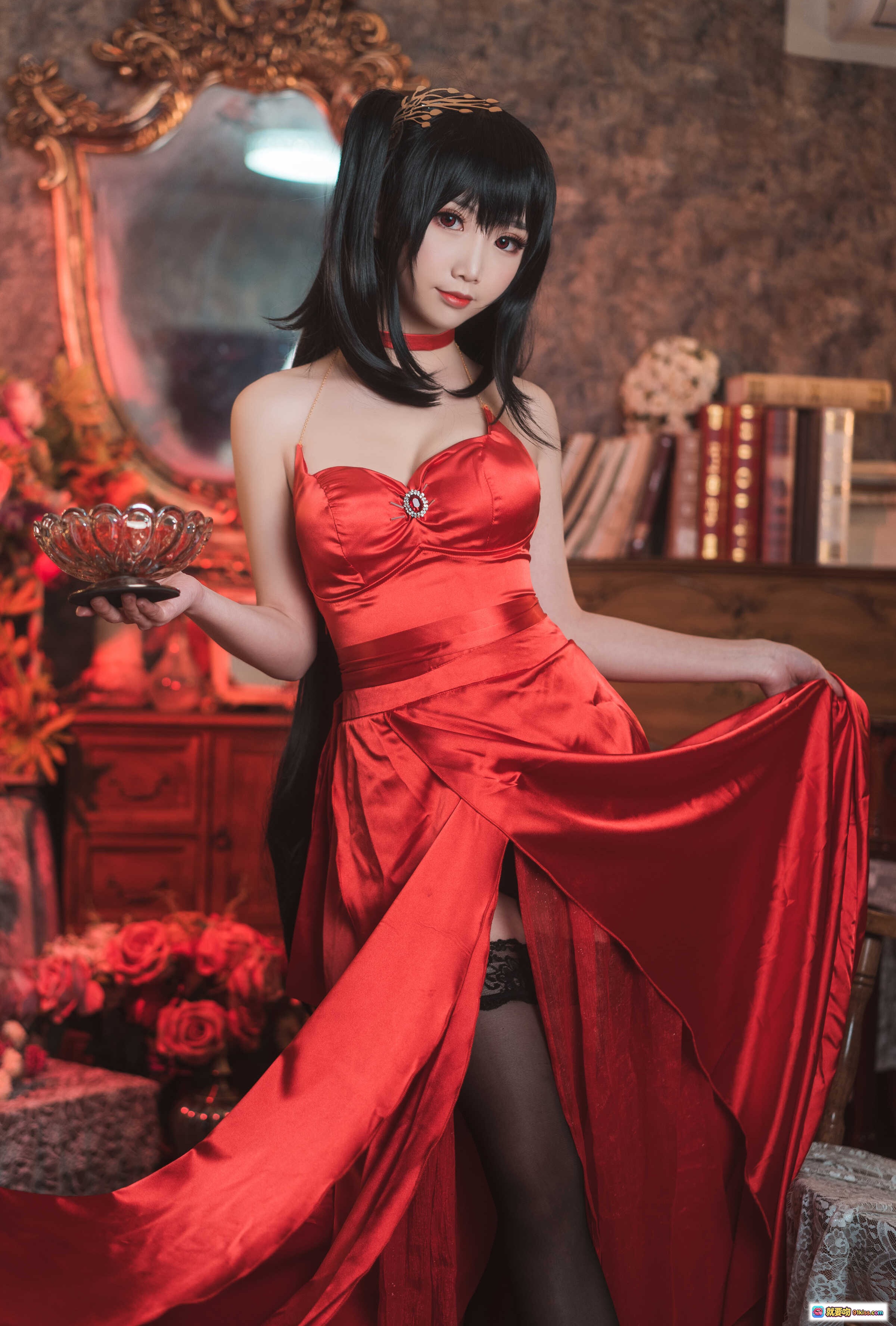 图片[1] - 面饼仙儿NO.049大凤Cosplay 红色礼服黑丝美腿复古镜前优雅摆拍 - 就要吻