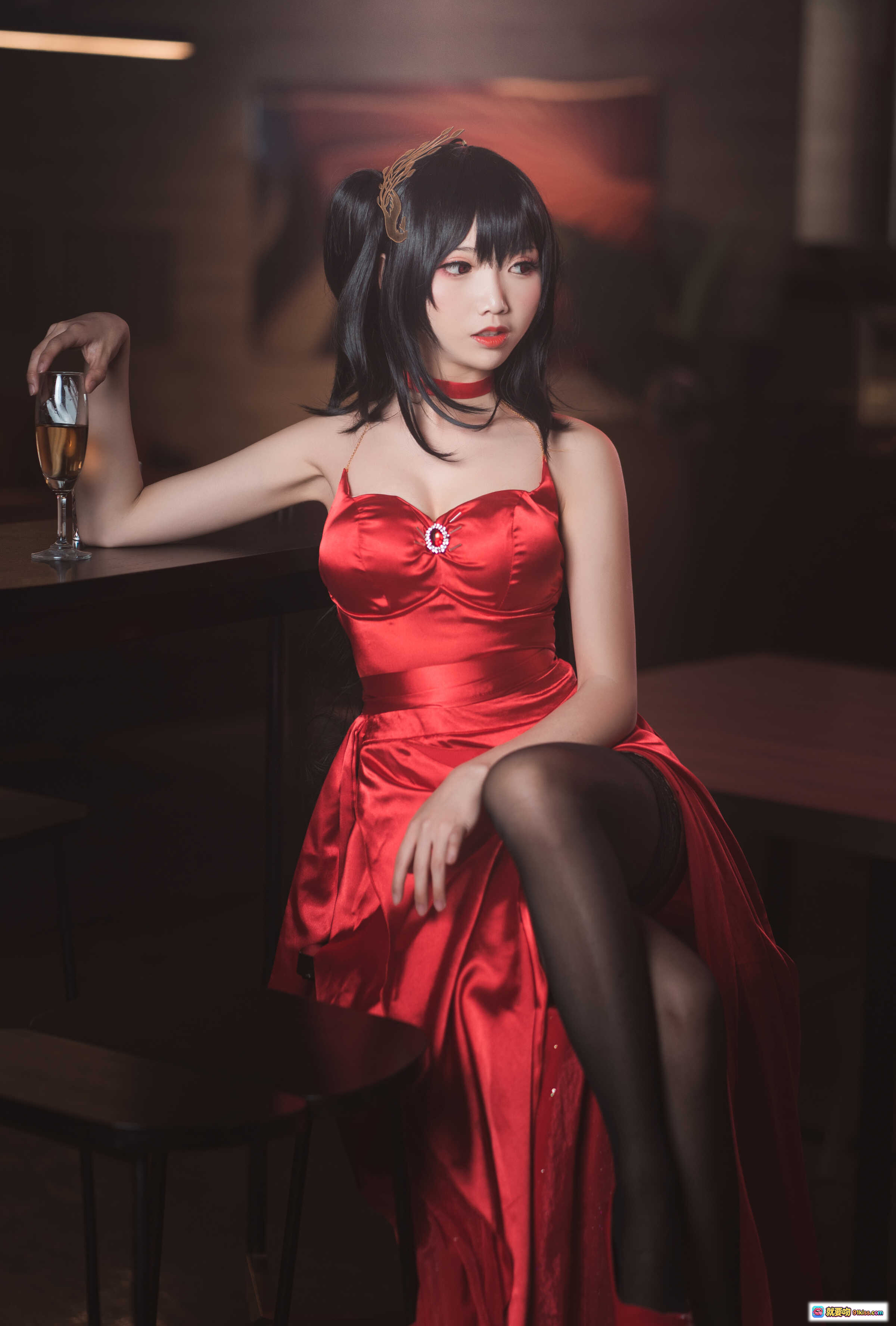图片[3] - 面饼仙儿NO.049大凤Cosplay 红色礼服黑丝美腿复古镜前优雅摆拍 - 就要吻