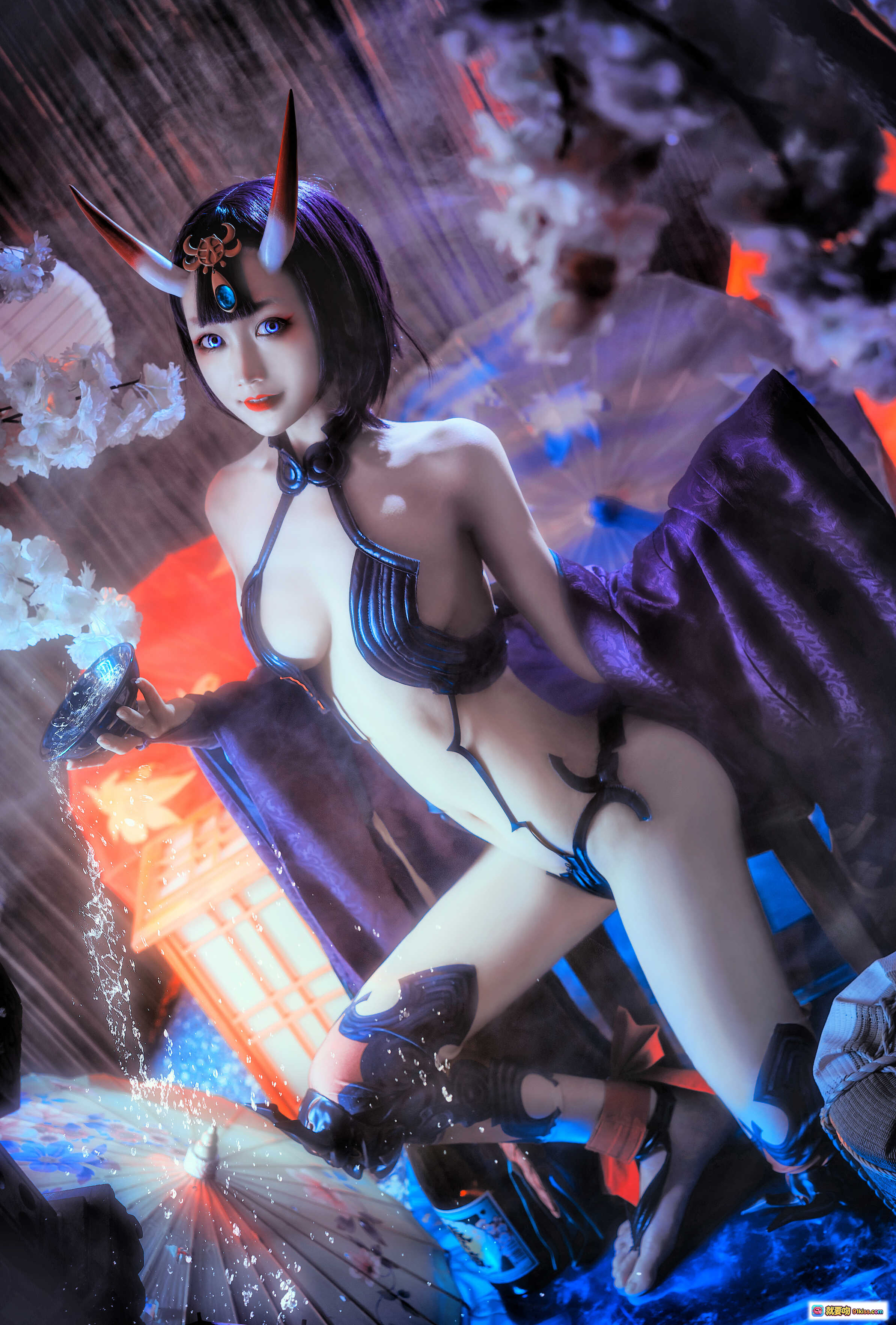 图片[10] - 星野咪兔NO.013酒吞童子Cosplay写真｜和风鬼角少女｜黑系性感装束｜樱花夜景｜日式酒瓶道具｜蓝光特效氛围｜34P高清图集 - 就要吻
