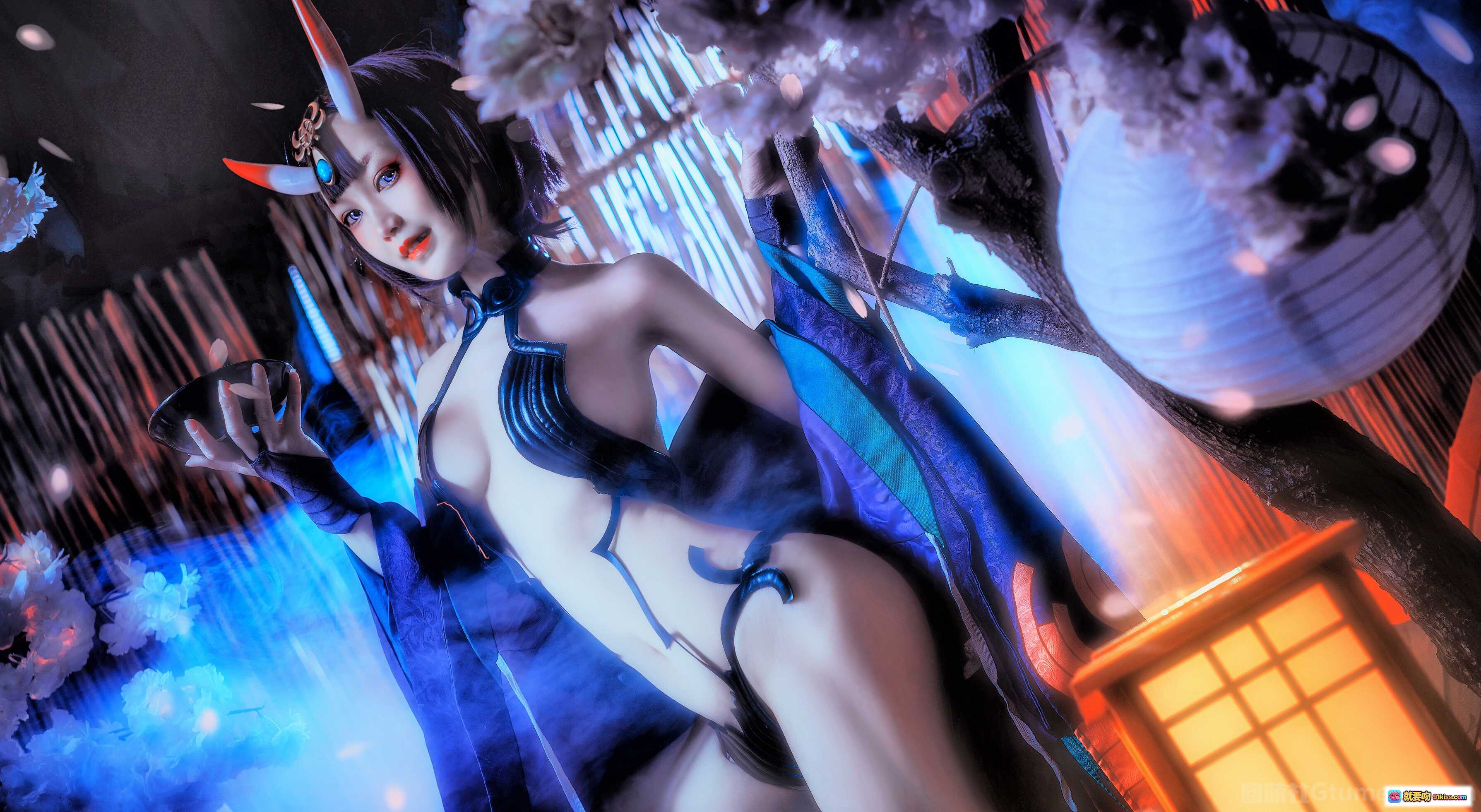 图片[2] - 星野咪兔NO.013酒吞童子Cosplay写真｜和风鬼角少女｜黑系性感装束｜樱花夜景｜日式酒瓶道具｜蓝光特效氛围｜34P高清图集 - 就要吻