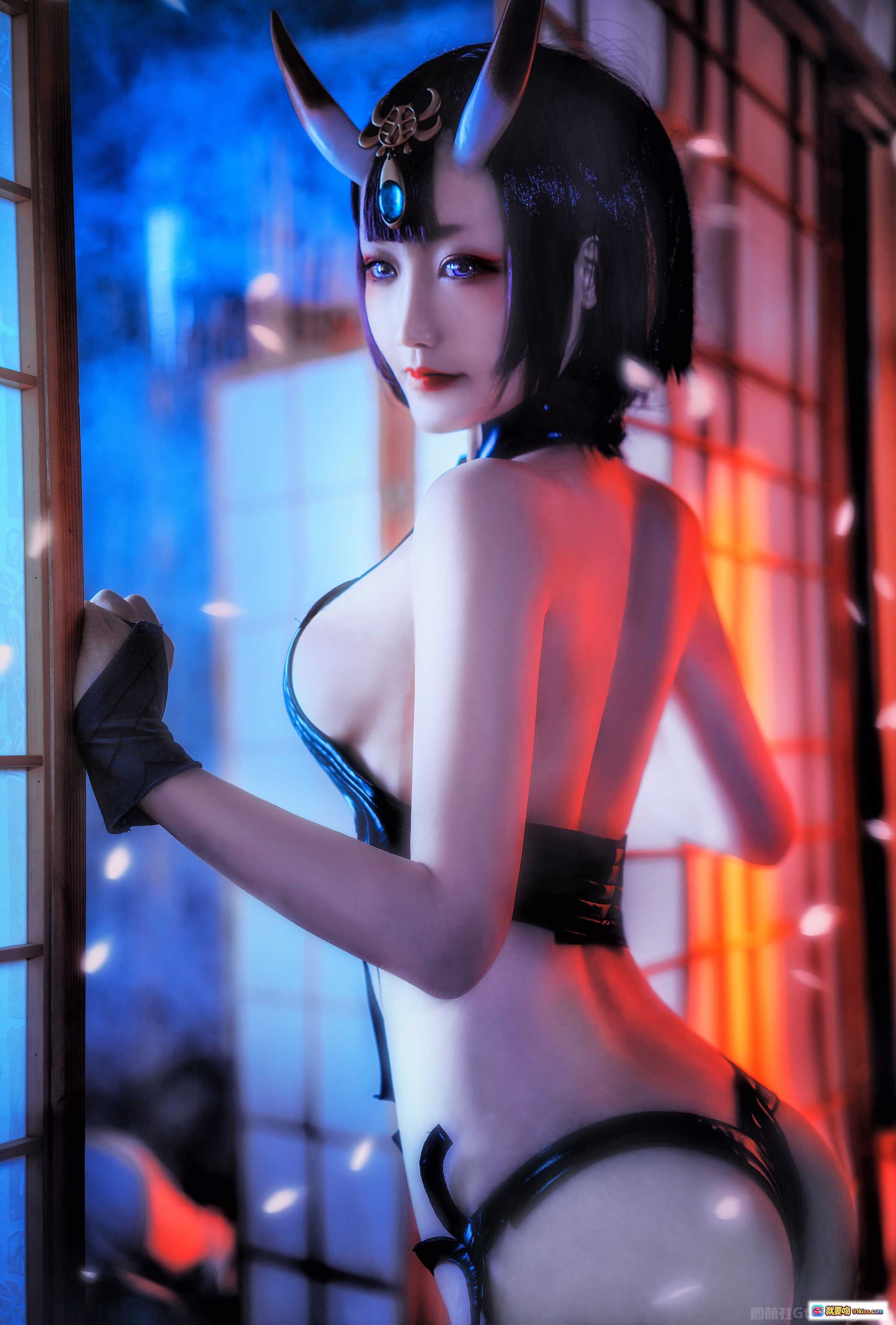 图片[4] - 星野咪兔NO.013酒吞童子Cosplay写真｜和风鬼角少女｜黑系性感装束｜樱花夜景｜日式酒瓶道具｜蓝光特效氛围｜34P高清图集 - 就要吻