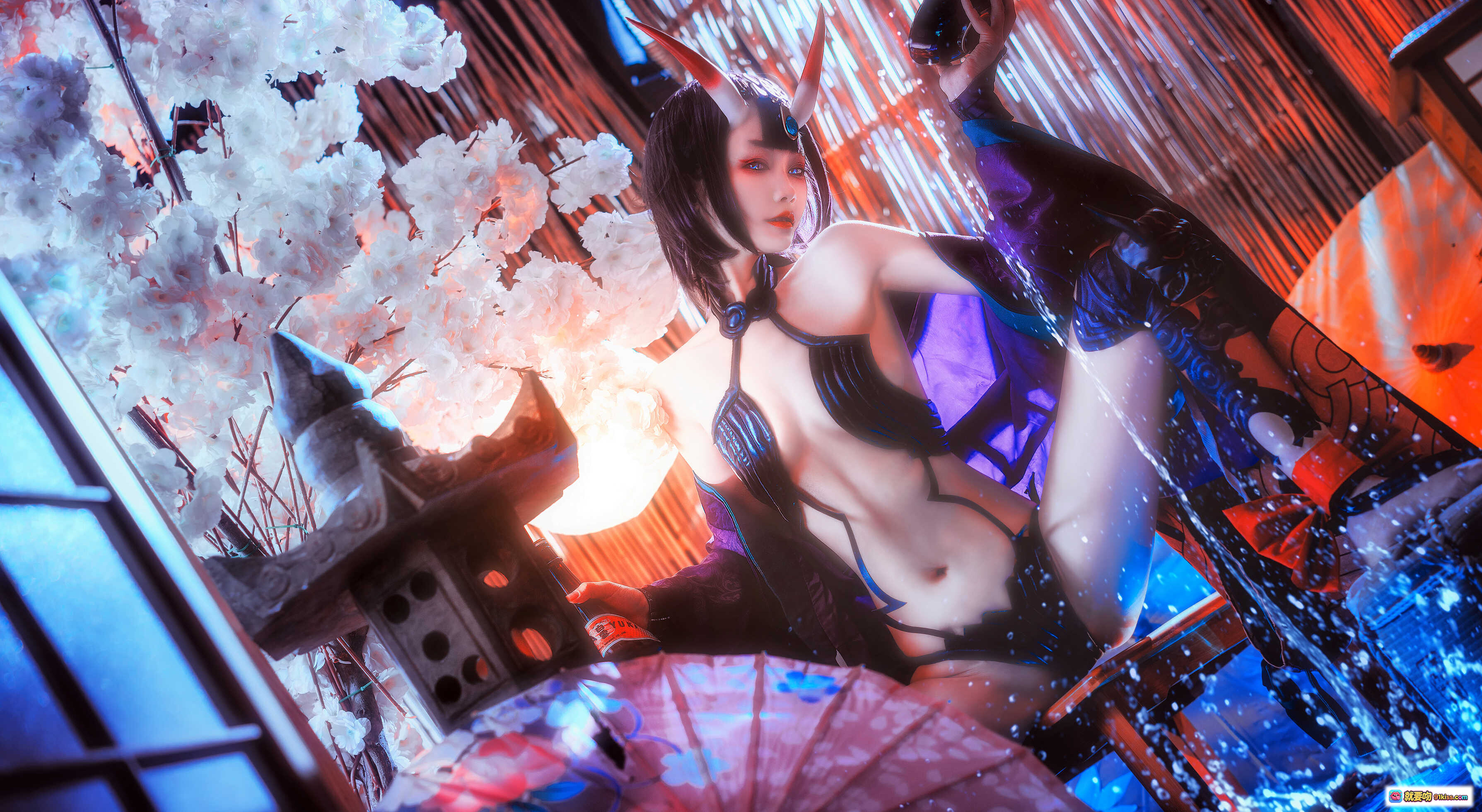 图片[8] - 星野咪兔NO.013酒吞童子Cosplay写真｜和风鬼角少女｜黑系性感装束｜樱花夜景｜日式酒瓶道具｜蓝光特效氛围｜34P高清图集 - 就要吻