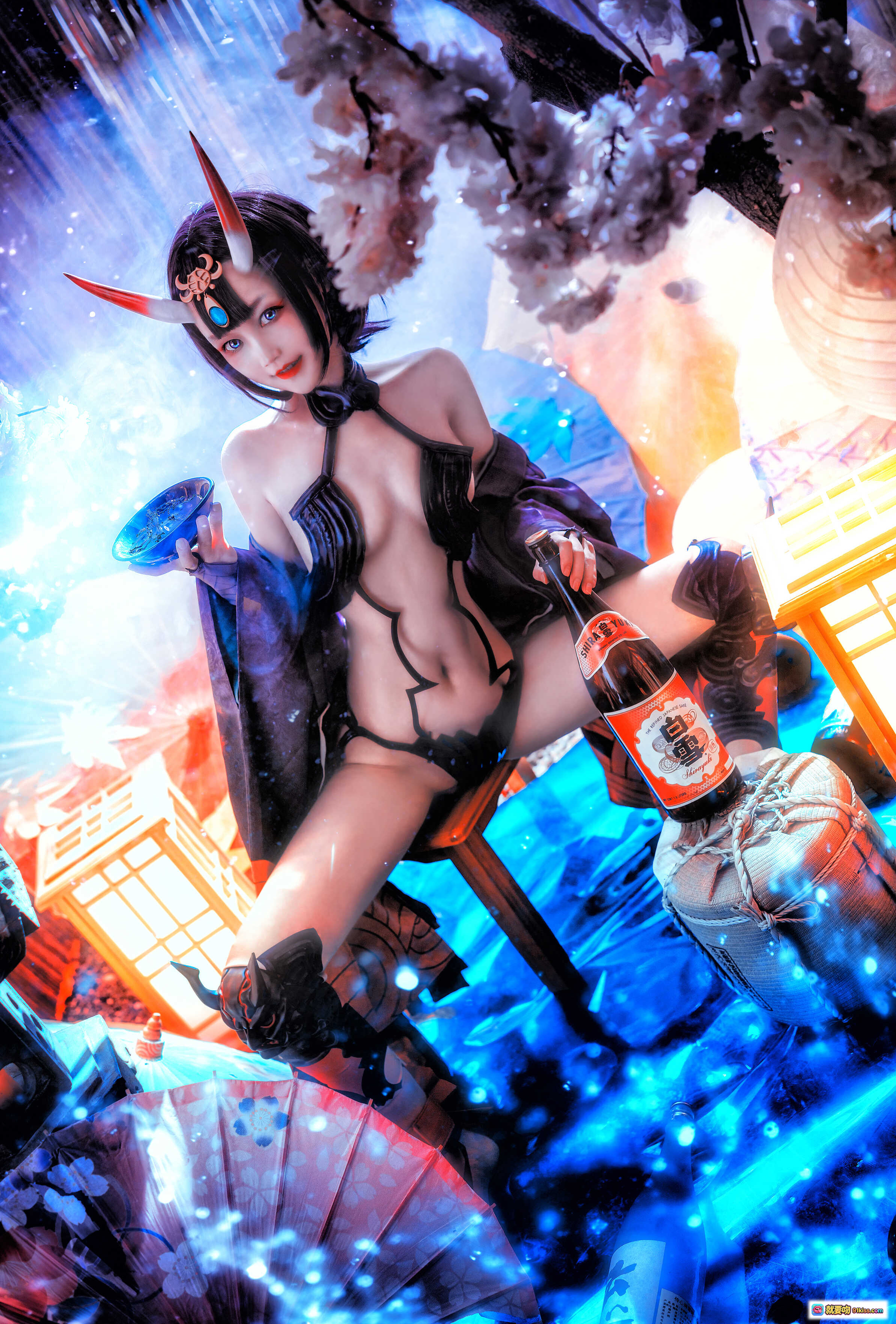 星野咪兔NO.013酒吞童子Cosplay写真｜和风鬼角少女｜黑系性感装束｜樱花夜景｜日式酒瓶道具｜蓝光特效氛围｜34P高清图集 - 就要吻
