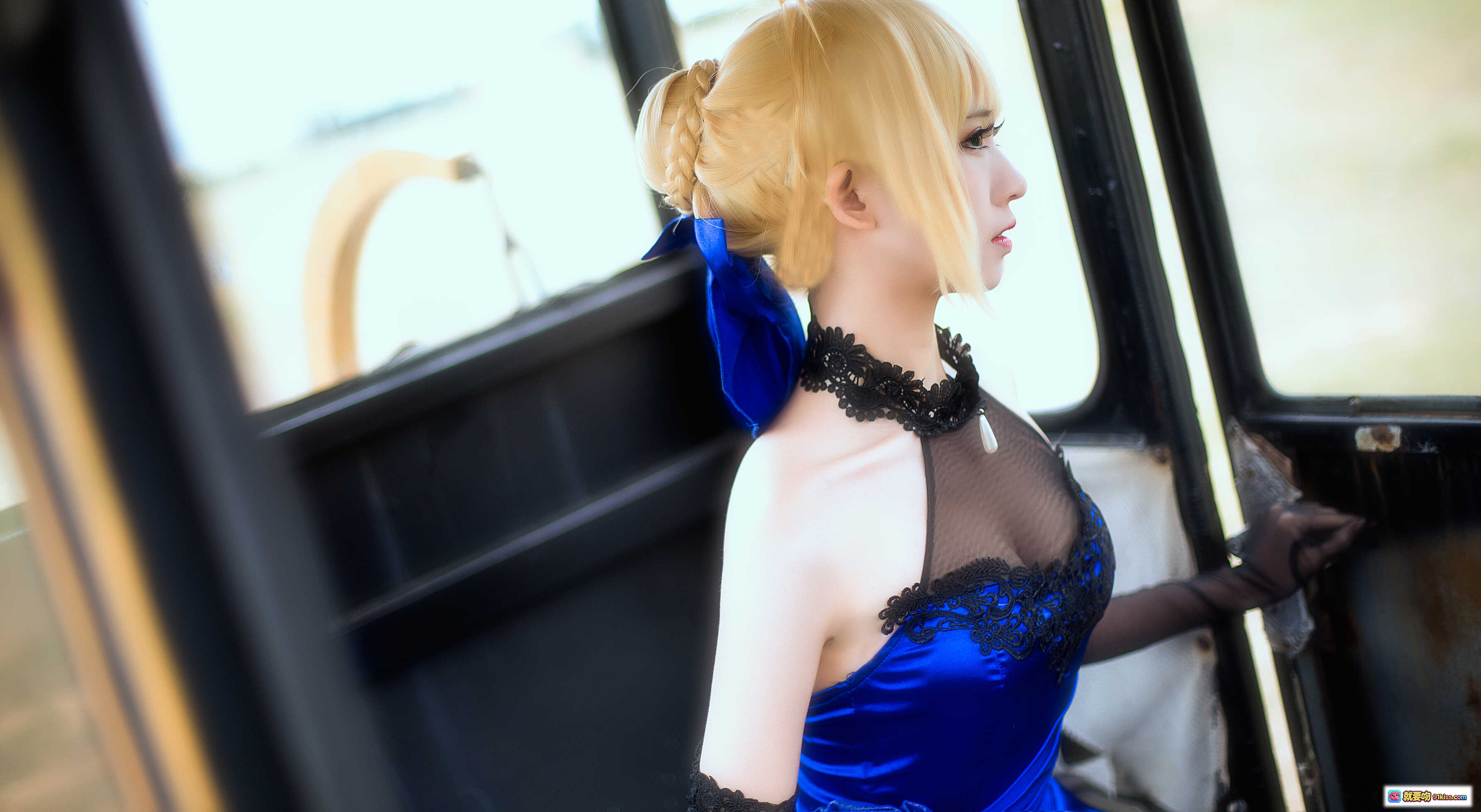 图片[7] - 鳗鱼霏儿NO.007 King of Knight庄园cos写真｜蓝裙黑蕾丝金发少女｜奢华绒面沙发优雅坐姿｜珍珠踝链长手套精致造型 - 就要吻