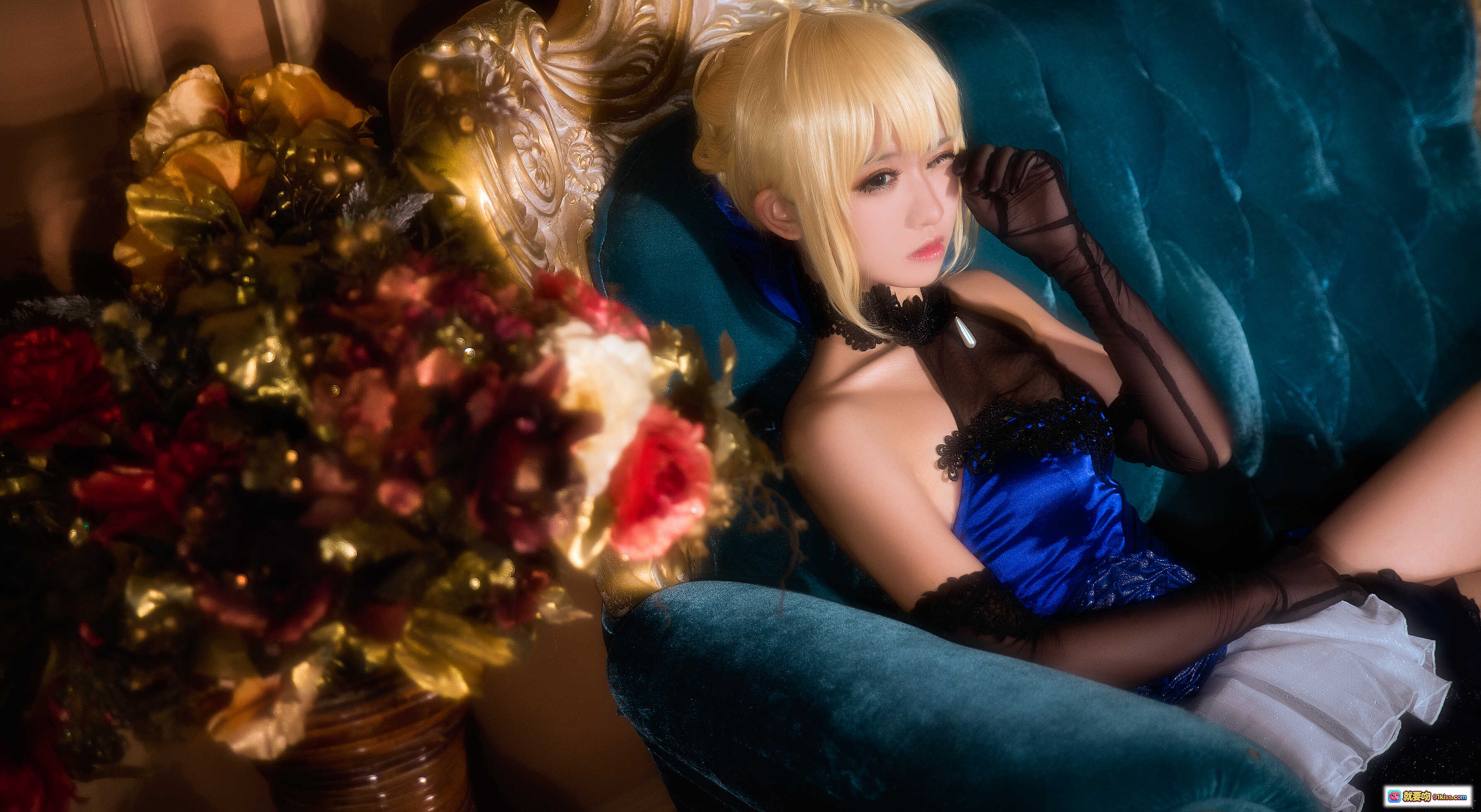 图片[5] - 鳗鱼霏儿NO.007 King of Knight庄园cos写真｜蓝裙黑蕾丝金发少女｜奢华绒面沙发优雅坐姿｜珍珠踝链长手套精致造型 - 就要吻