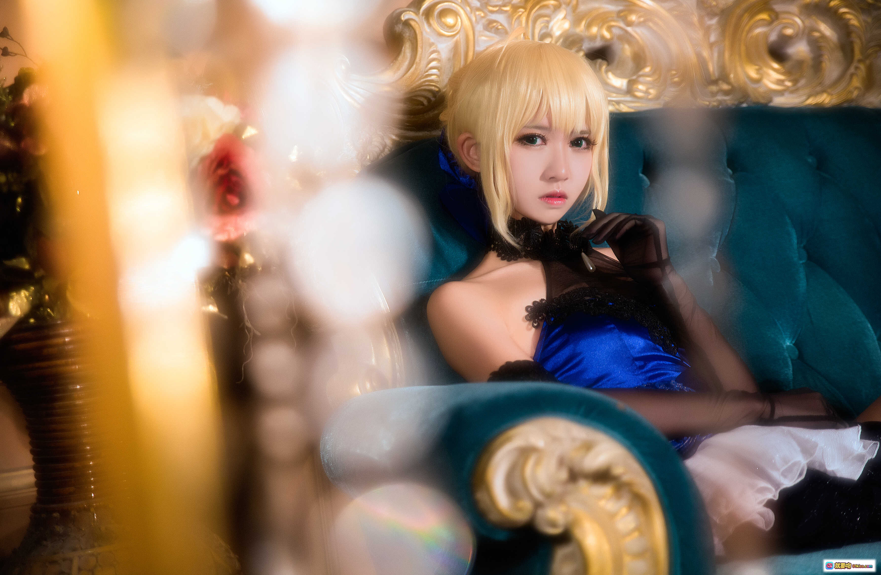 图片[9] - 鳗鱼霏儿NO.007 King of Knight庄园cos写真｜蓝裙黑蕾丝金发少女｜奢华绒面沙发优雅坐姿｜珍珠踝链长手套精致造型 - 就要吻