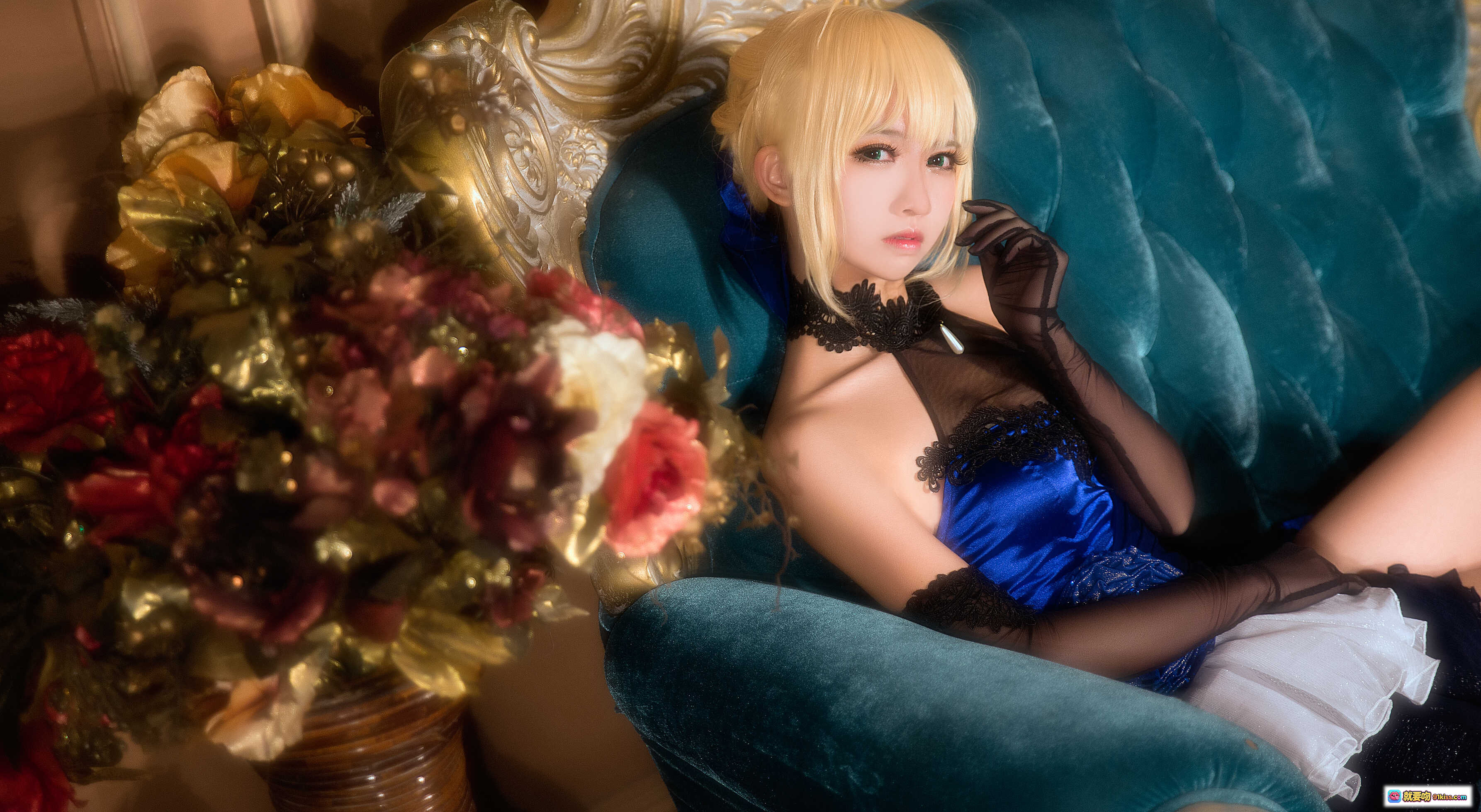 图片[6] - 鳗鱼霏儿NO.007 King of Knight庄园cos写真｜蓝裙黑蕾丝金发少女｜奢华绒面沙发优雅坐姿｜珍珠踝链长手套精致造型 - 就要吻