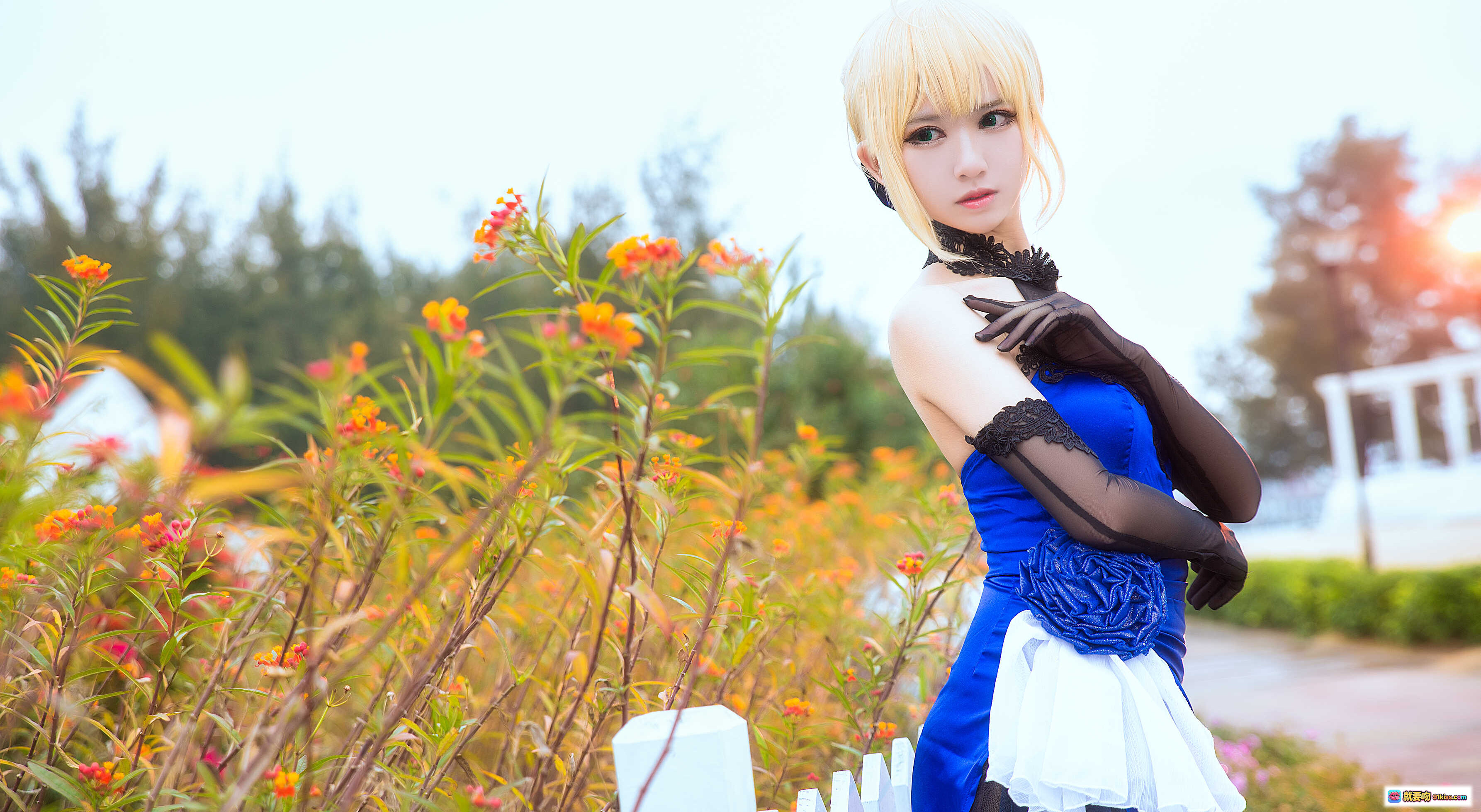 图片[4] - 鳗鱼霏儿NO.007 King of Knight庄园cos写真｜蓝裙黑蕾丝金发少女｜奢华绒面沙发优雅坐姿｜珍珠踝链长手套精致造型 - 就要吻