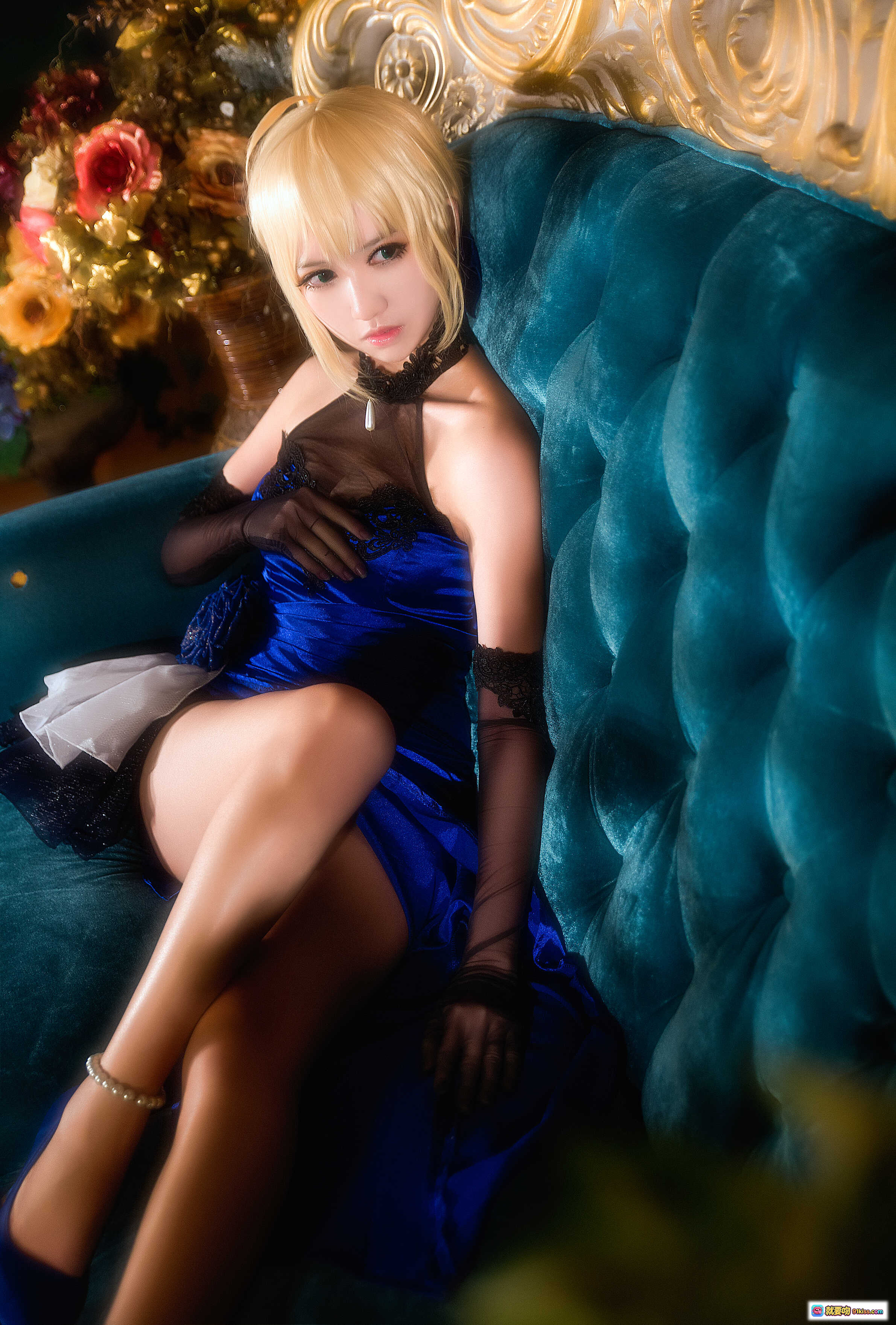 图片[2] - 鳗鱼霏儿NO.007 King of Knight庄园cos写真｜蓝裙黑蕾丝金发少女｜奢华绒面沙发优雅坐姿｜珍珠踝链长手套精致造型 - 就要吻