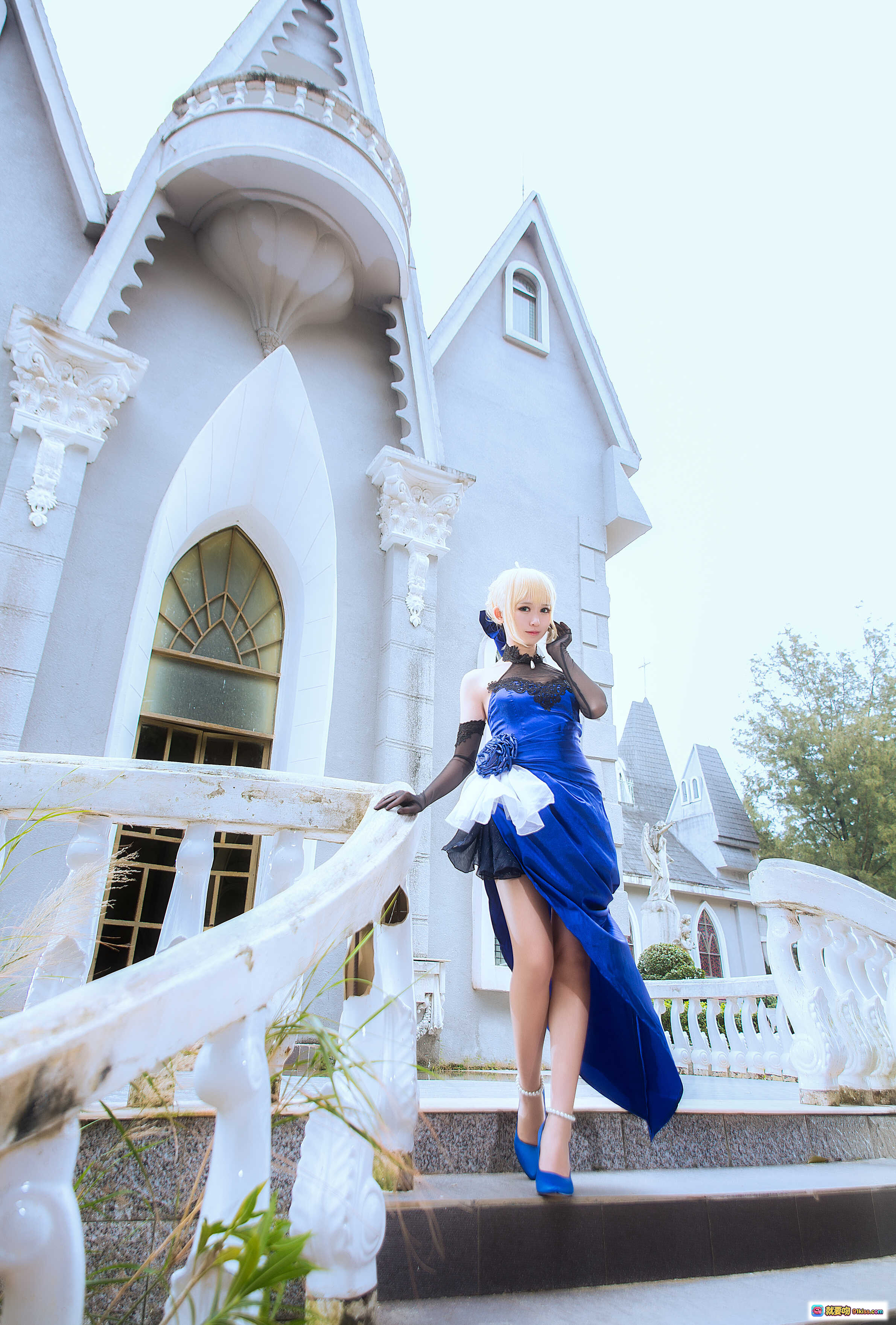 图片[8] - 鳗鱼霏儿NO.007 King of Knight庄园cos写真｜蓝裙黑蕾丝金发少女｜奢华绒面沙发优雅坐姿｜珍珠踝链长手套精致造型 - 就要吻